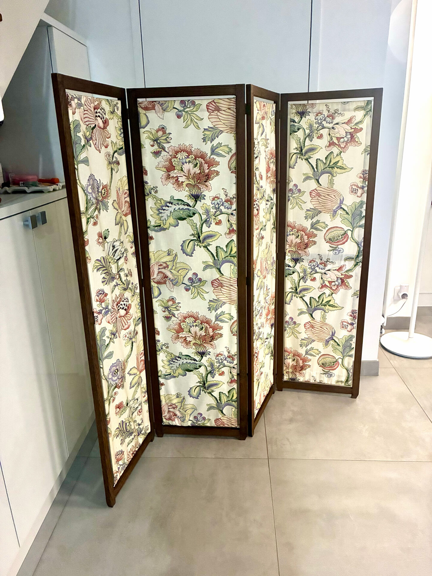 1950 oak screen with 4 panels in very good condition.