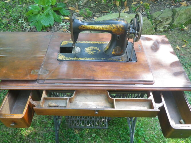 Old sewing machine ''Singer'' 1914