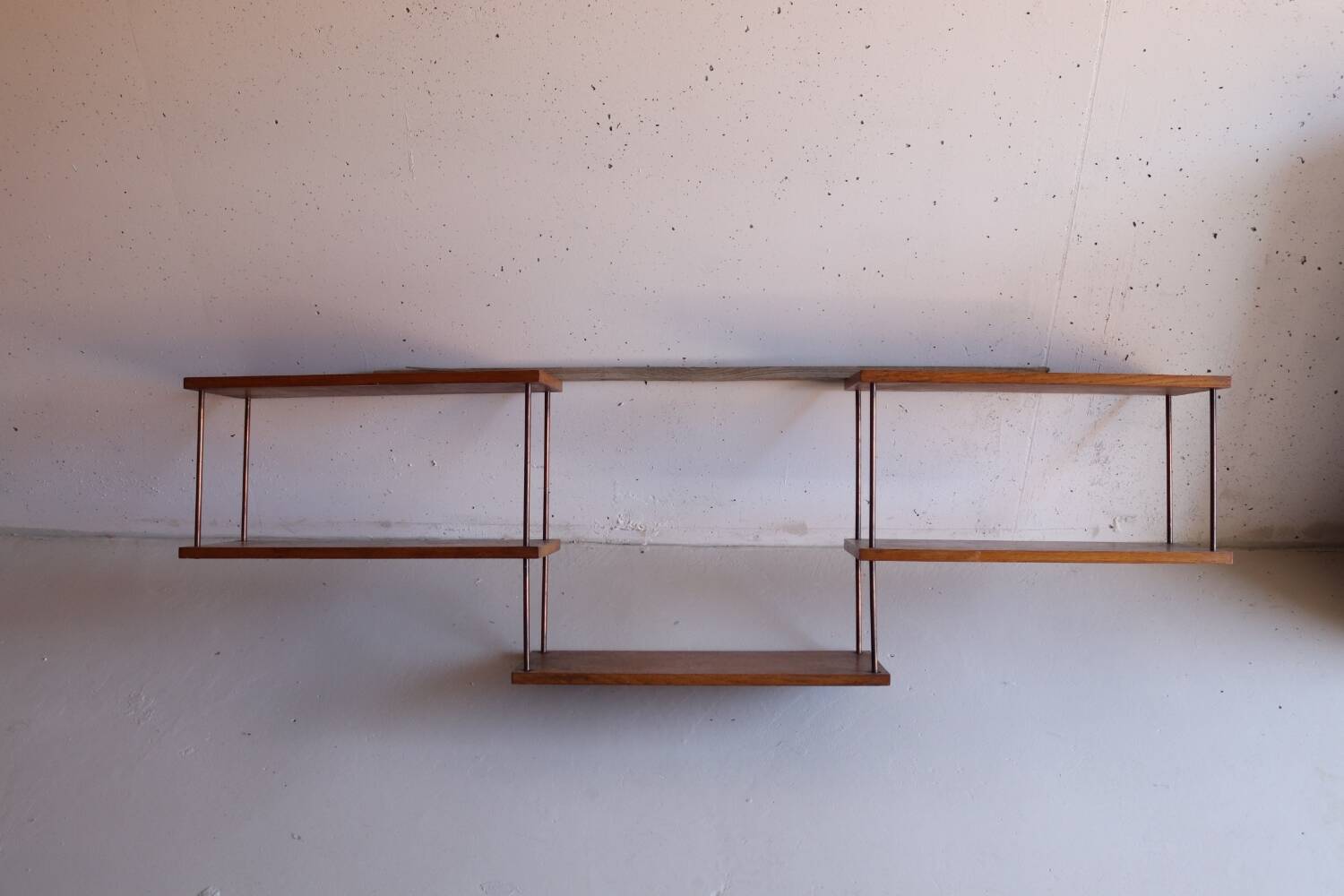 Wall shelf in oak and copper from the 50s