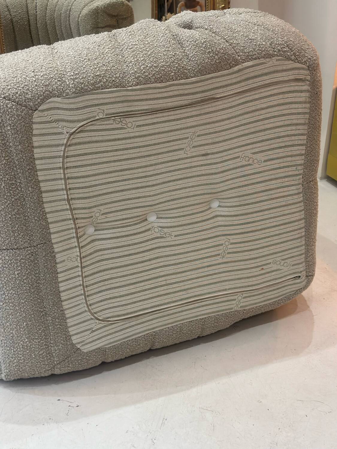 Chauffeuse Togo Ligne Roset par Michel Ducaroy bouclette moka taupe beige