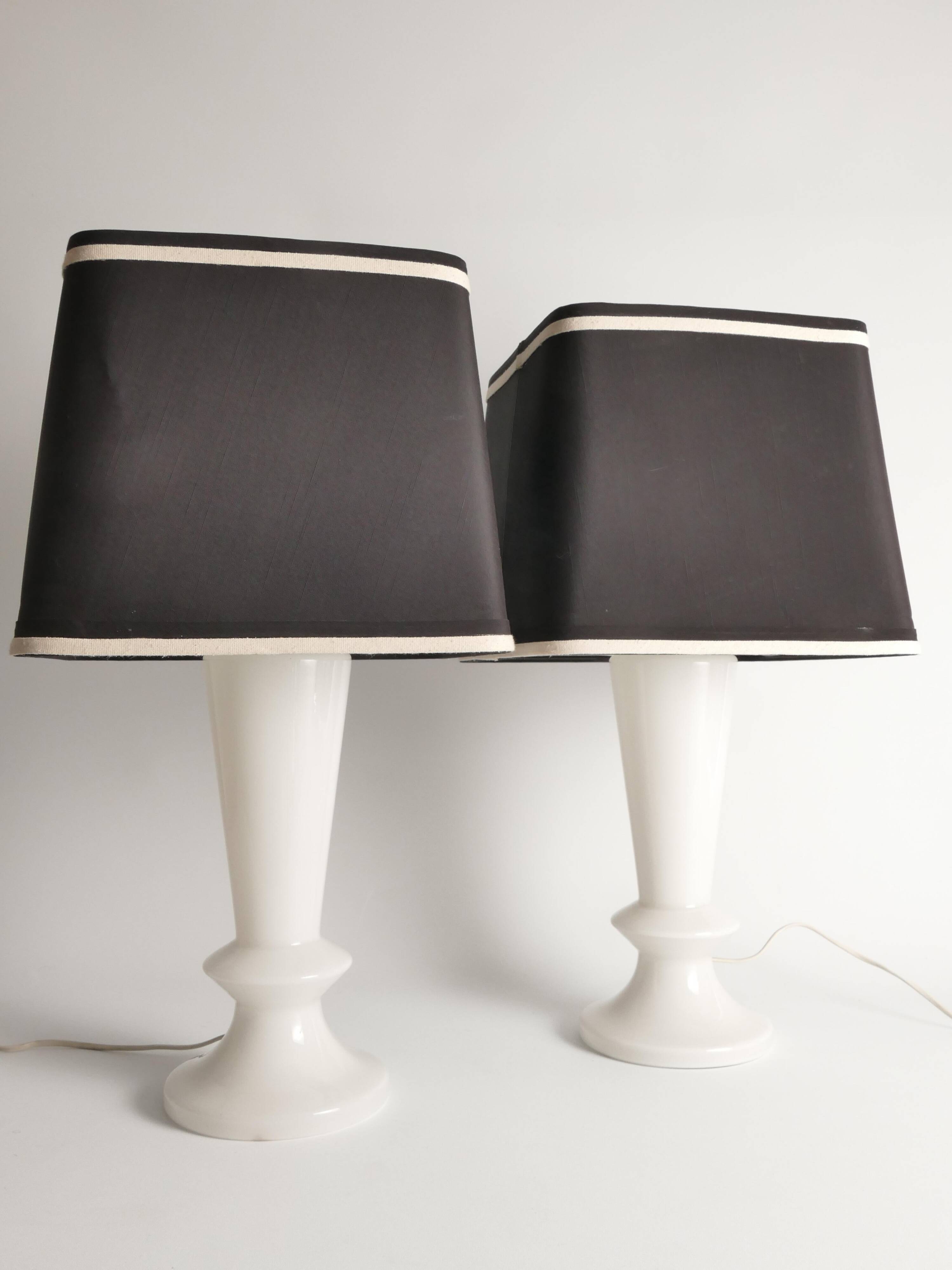 Paire de lampes de table en verre opalin de style mid-century moderne, Suède, ensemble de 2