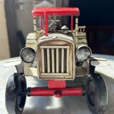 Tracteur zébré ancien en métal