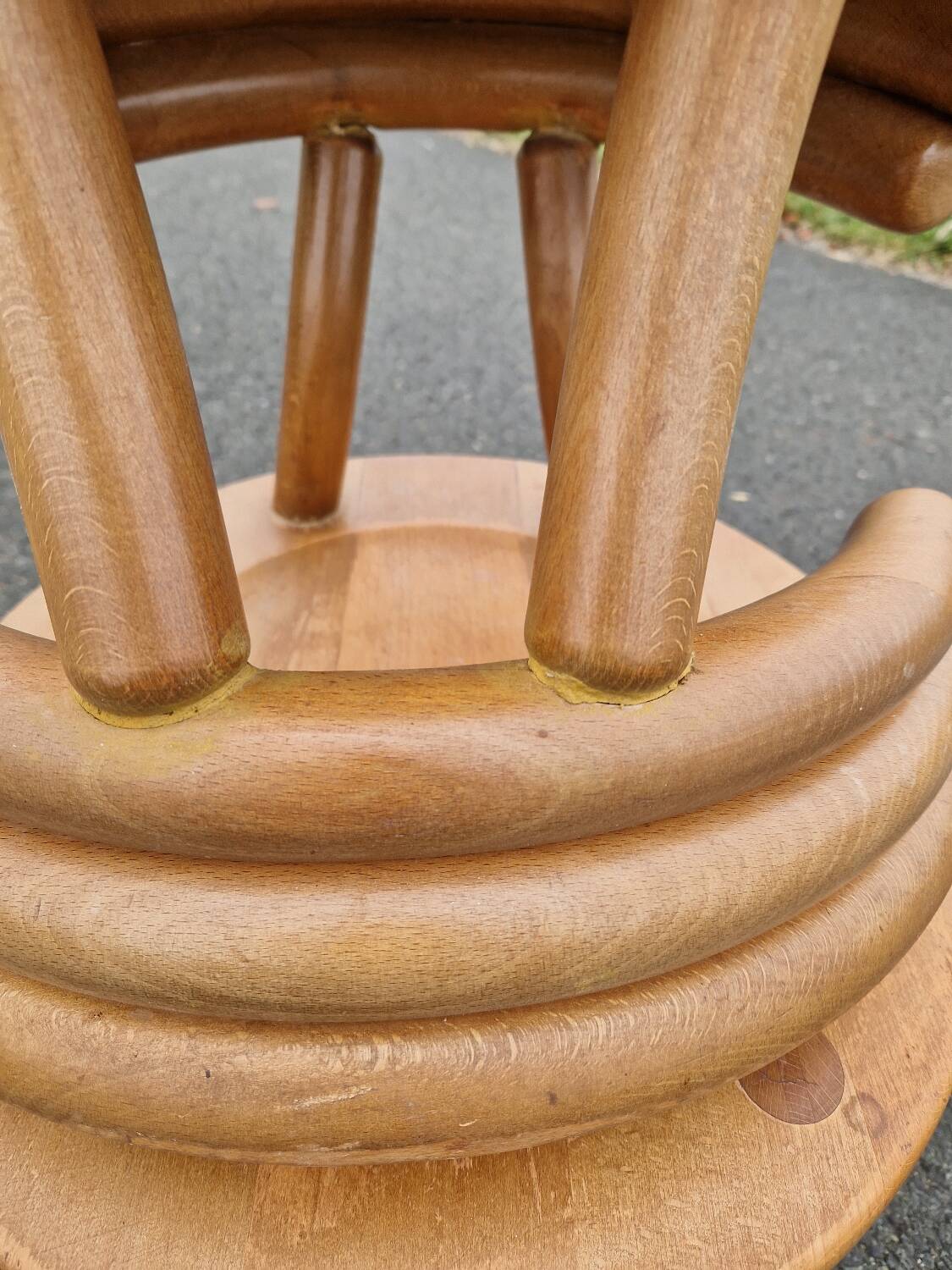 Set of 4 solid organic chairs