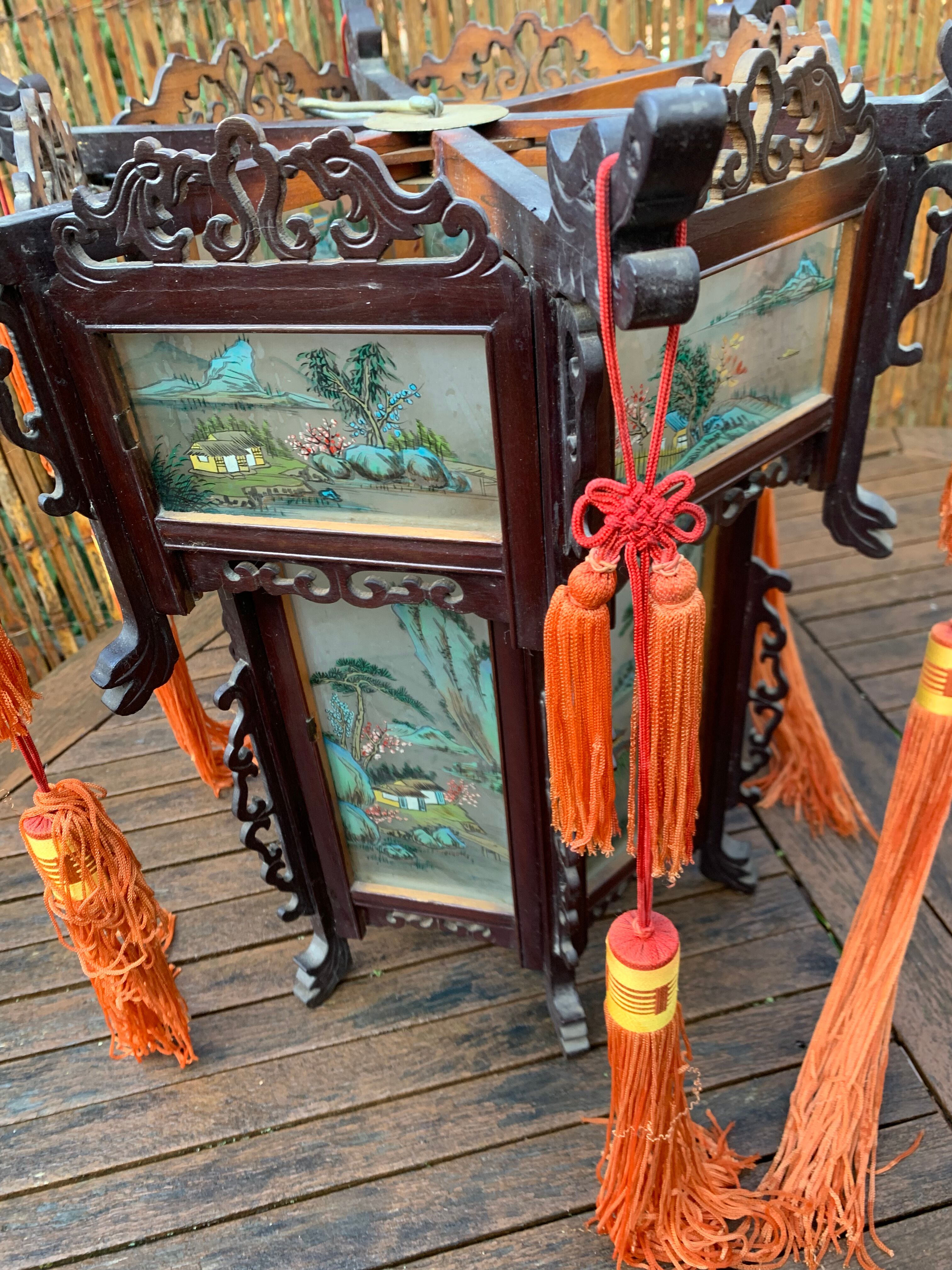 Lanterne chinoise vers 1900 en bois et verres peints