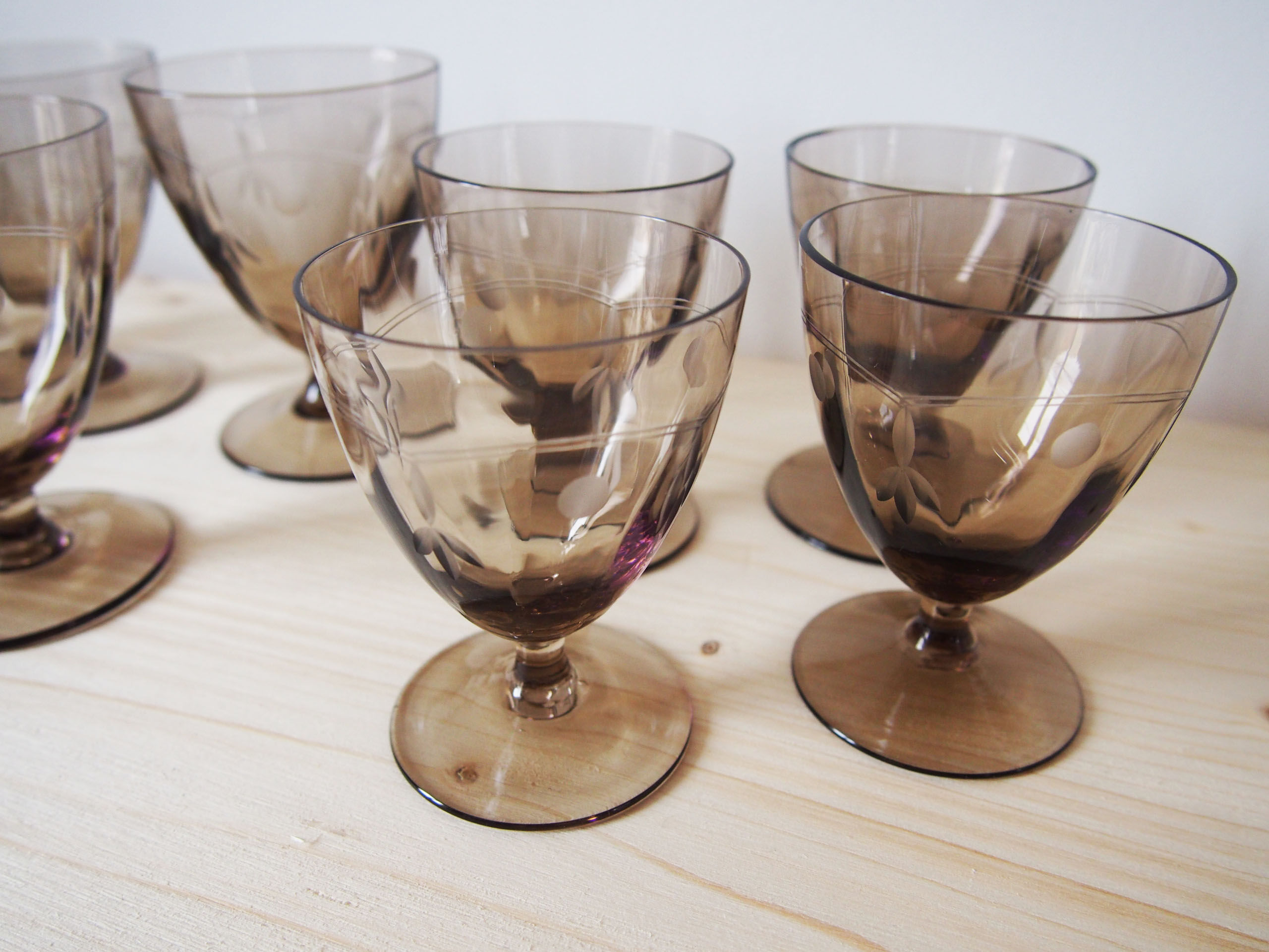 Set 8 engraved smoked glasses
