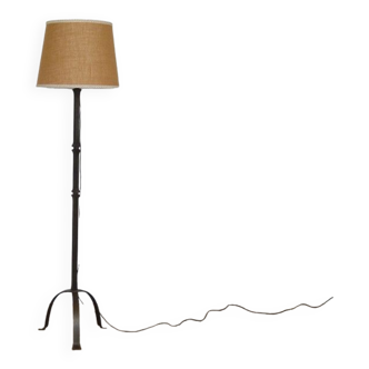 Hammered iron floor lamp in the style of Marolles