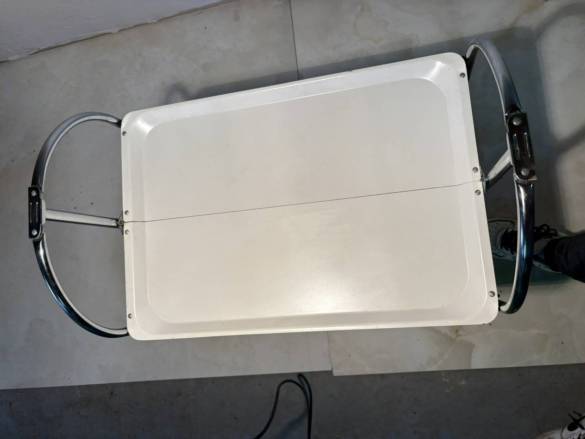Vintage folding trolley in chromed metal and enamelled trays