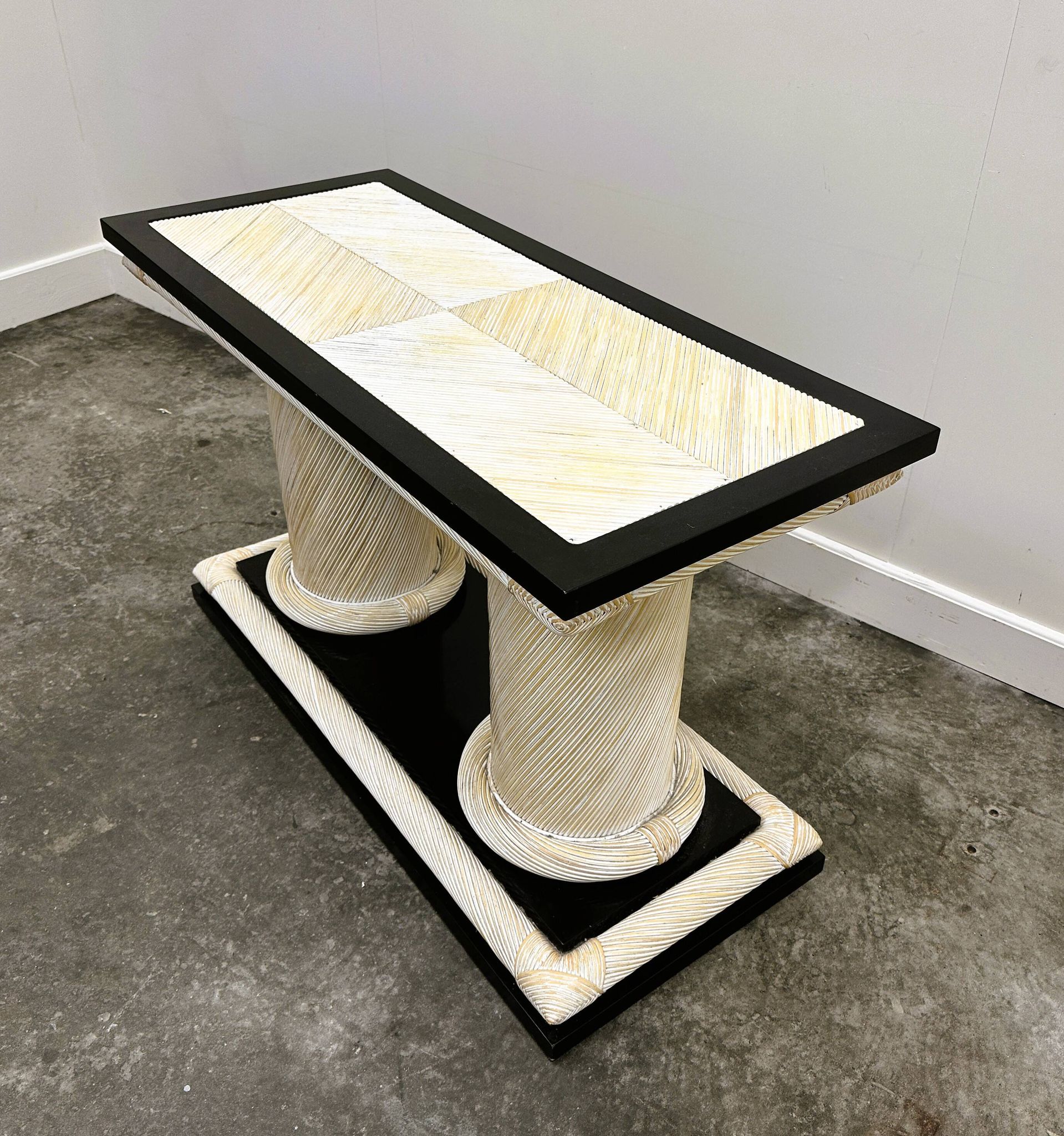 Table console en rotin organique Howard Dilday des années 1970 avec bordure laquée noire.