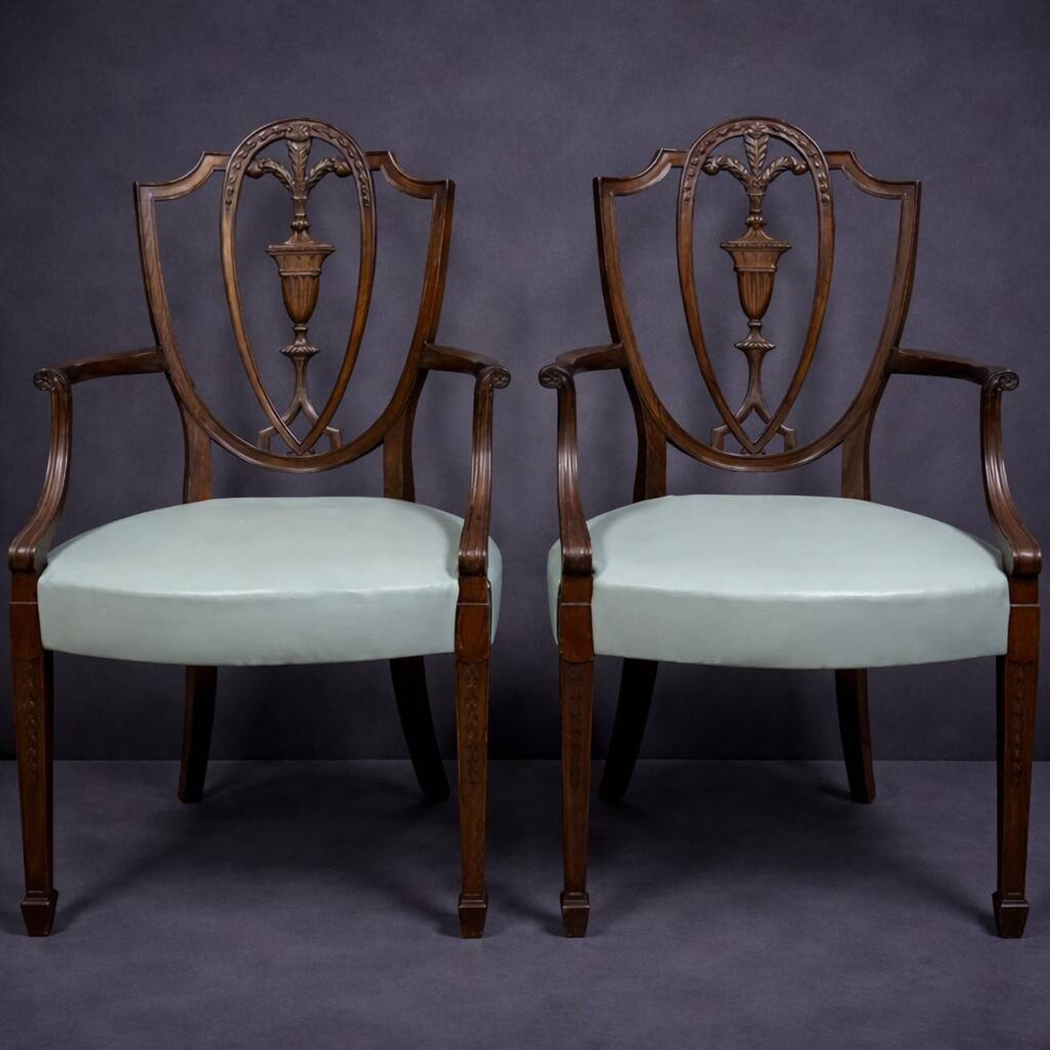 Paire de fauteuils en bois sculpté de style néoclassique, début XIXe
