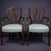 Paire de fauteuils en bois sculpté de style néoclassique, début XIXe