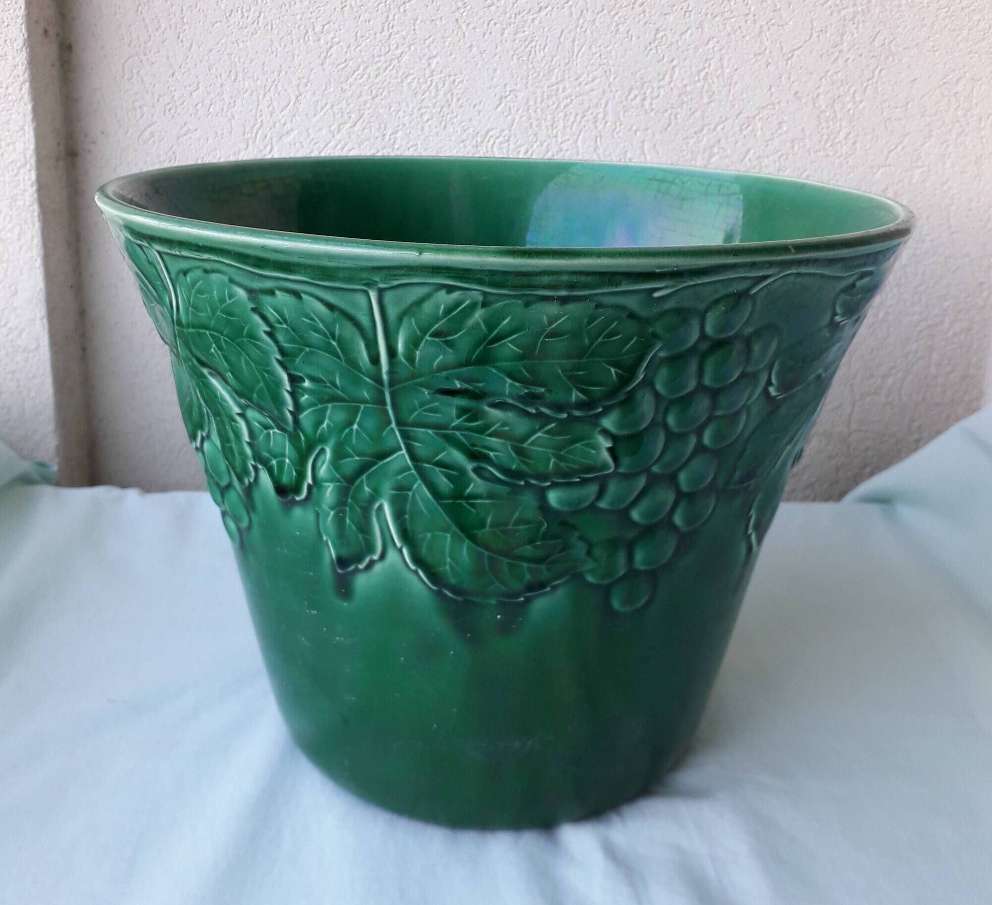 Green ceramic cache-pot