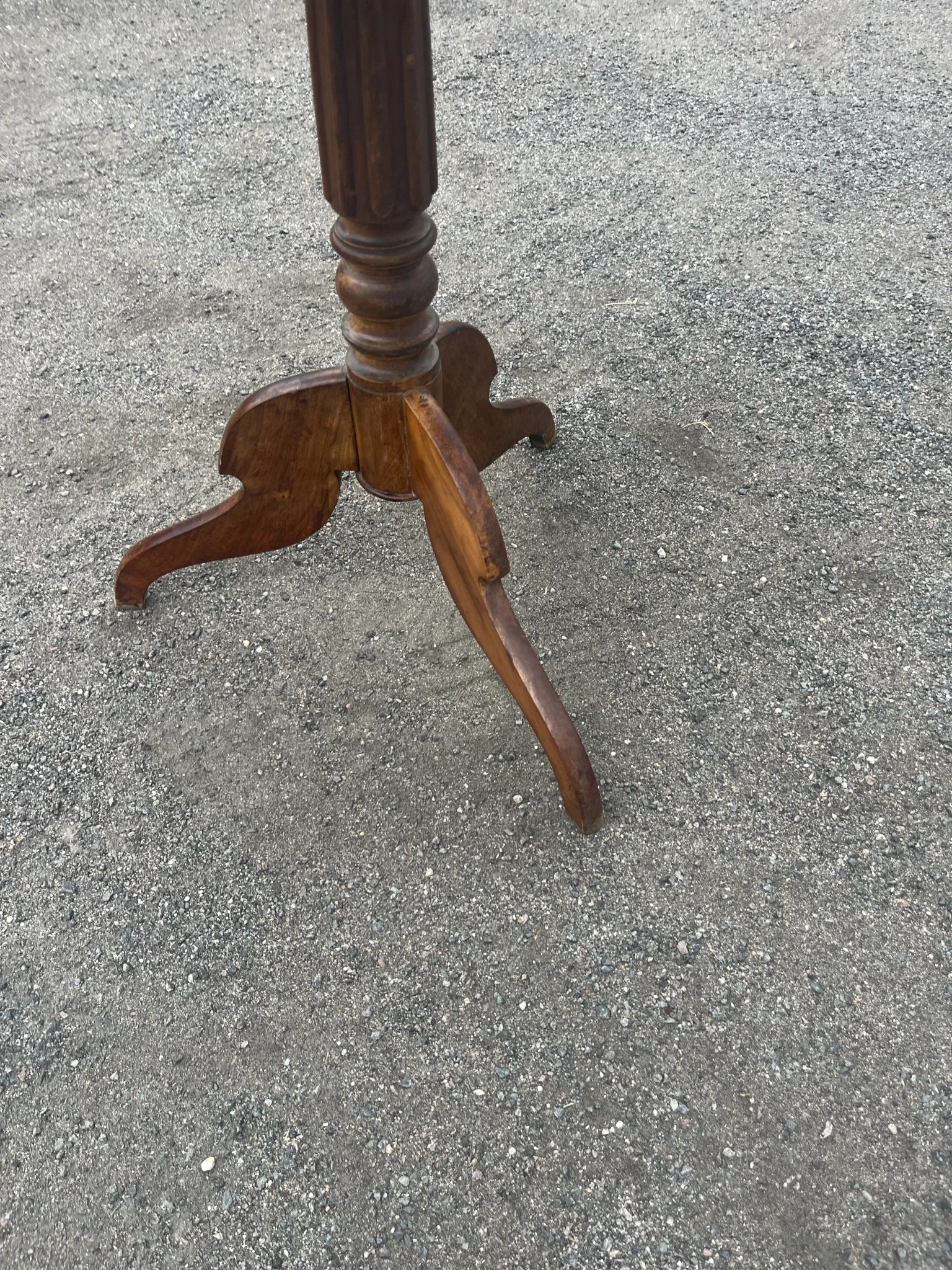 Antique round mahogany guéridon – Tripod central leg – 19th century
