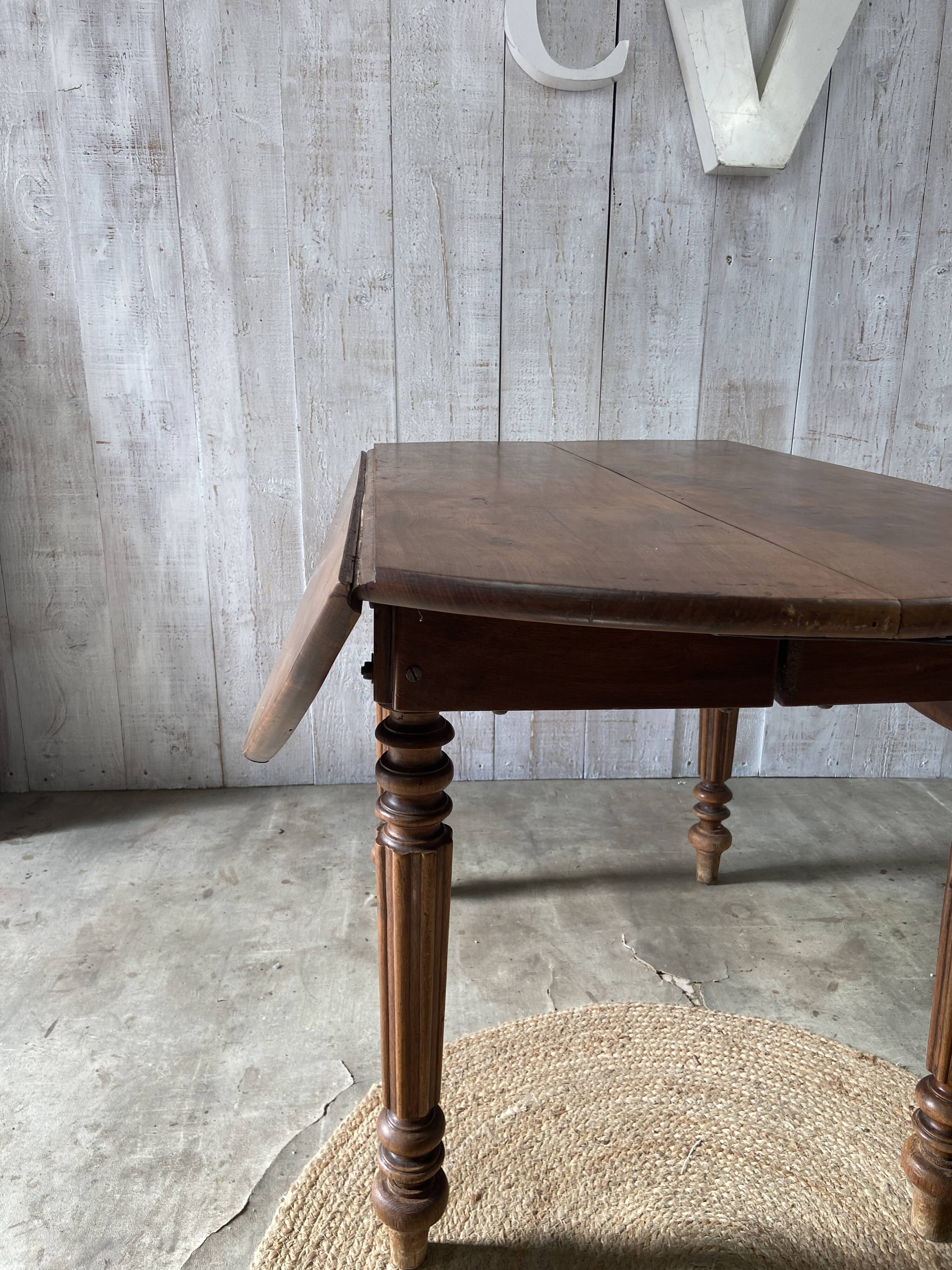 Extendable country table