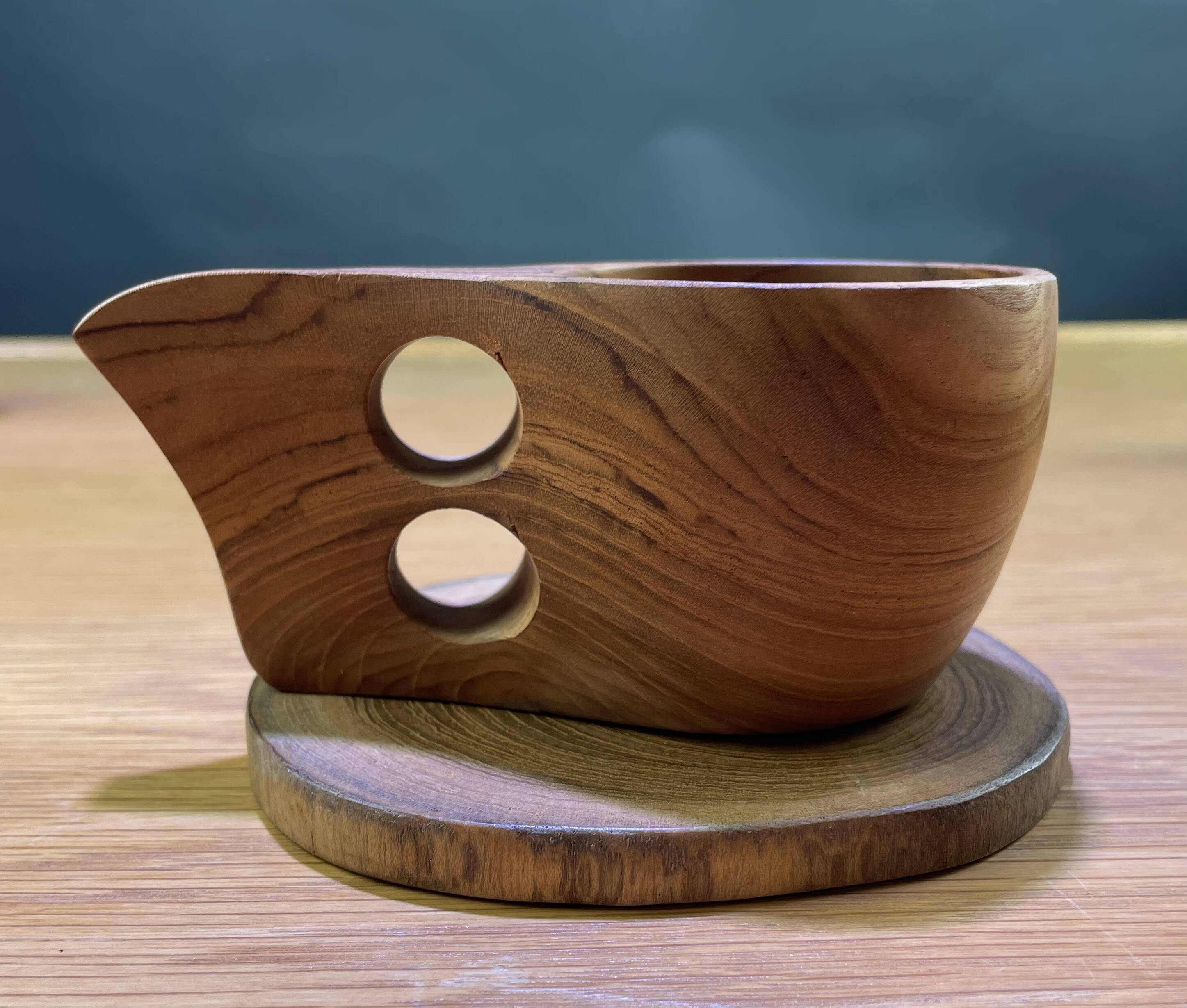 Service de tasses en bois avec soucoupes