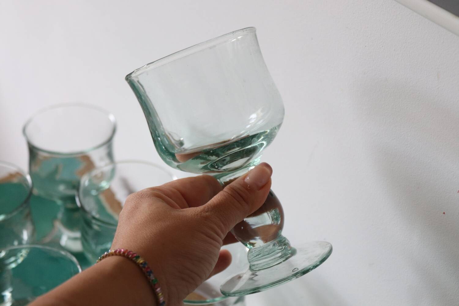 7 grands verres à vin soufflés vert d'eau