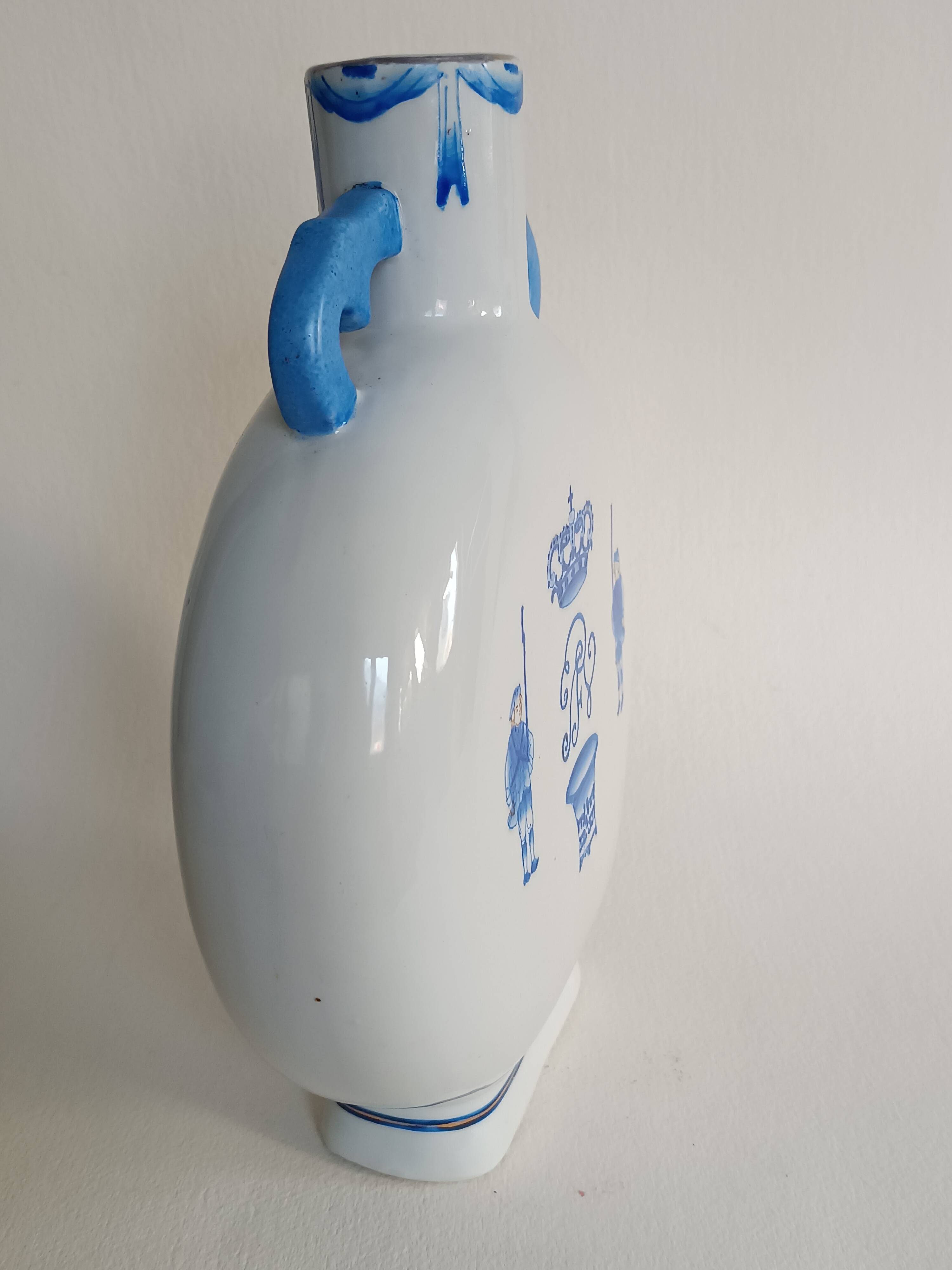 Gourd-shaped blue and white porcelain vase from China, 19th century.