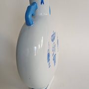 Gourd-shaped blue and white porcelain vase from China, 19th century.