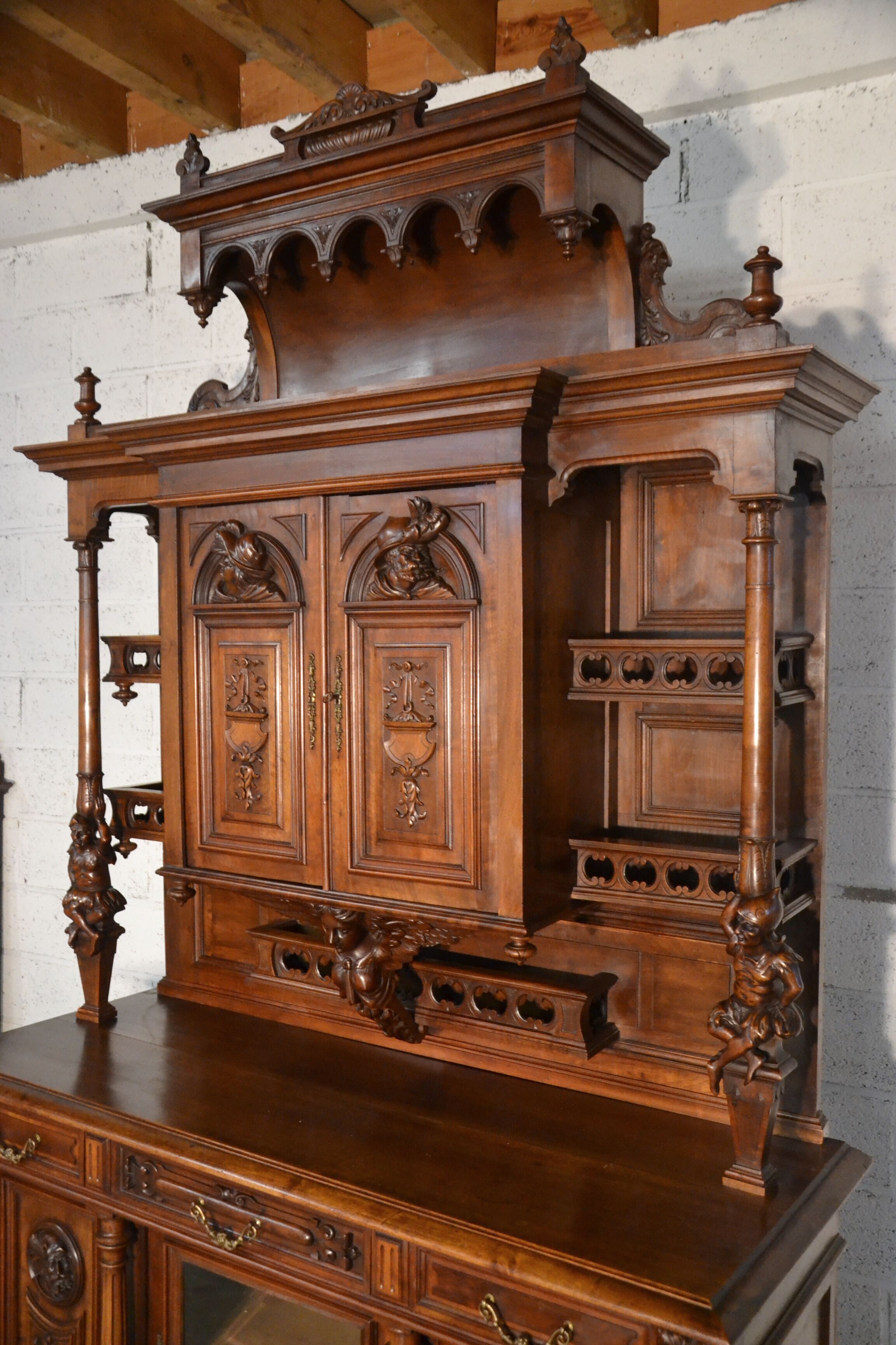 Buffet de salle à manger en noyer de style troubadour