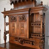 Buffet de salle à manger en noyer de style troubadour