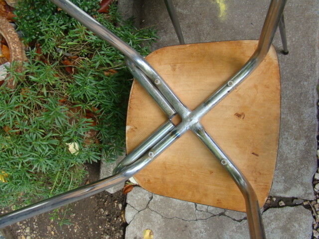 Lot of two chairs and two stools in formica
