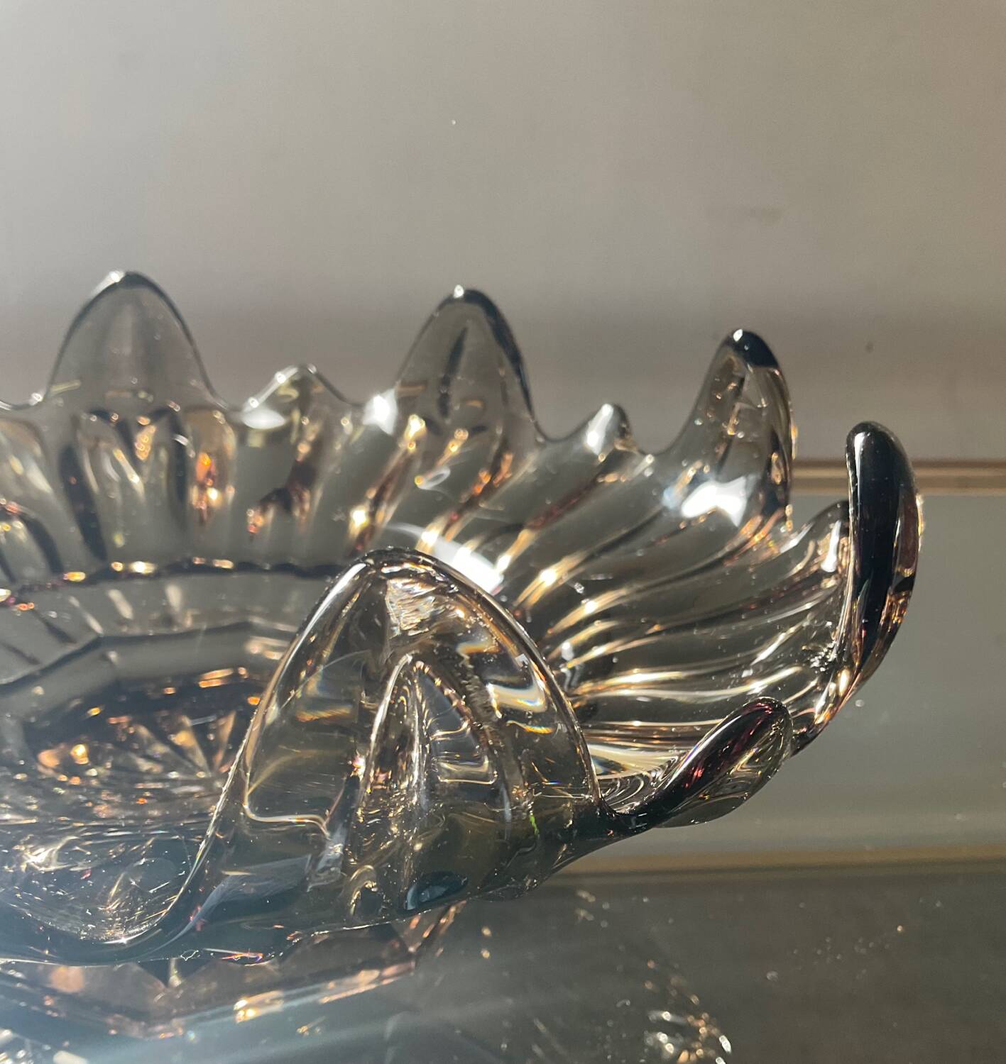 Vintage empty pocket cup in smoked glass paste