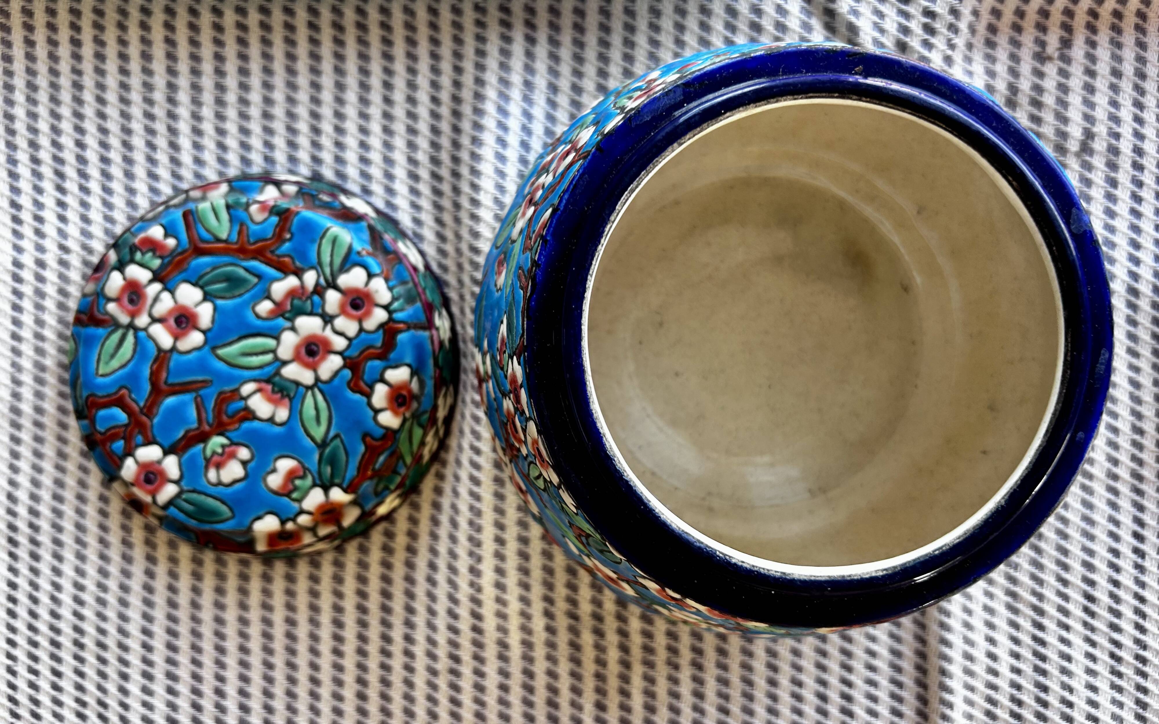 Complete set of Longwy earthenware.
