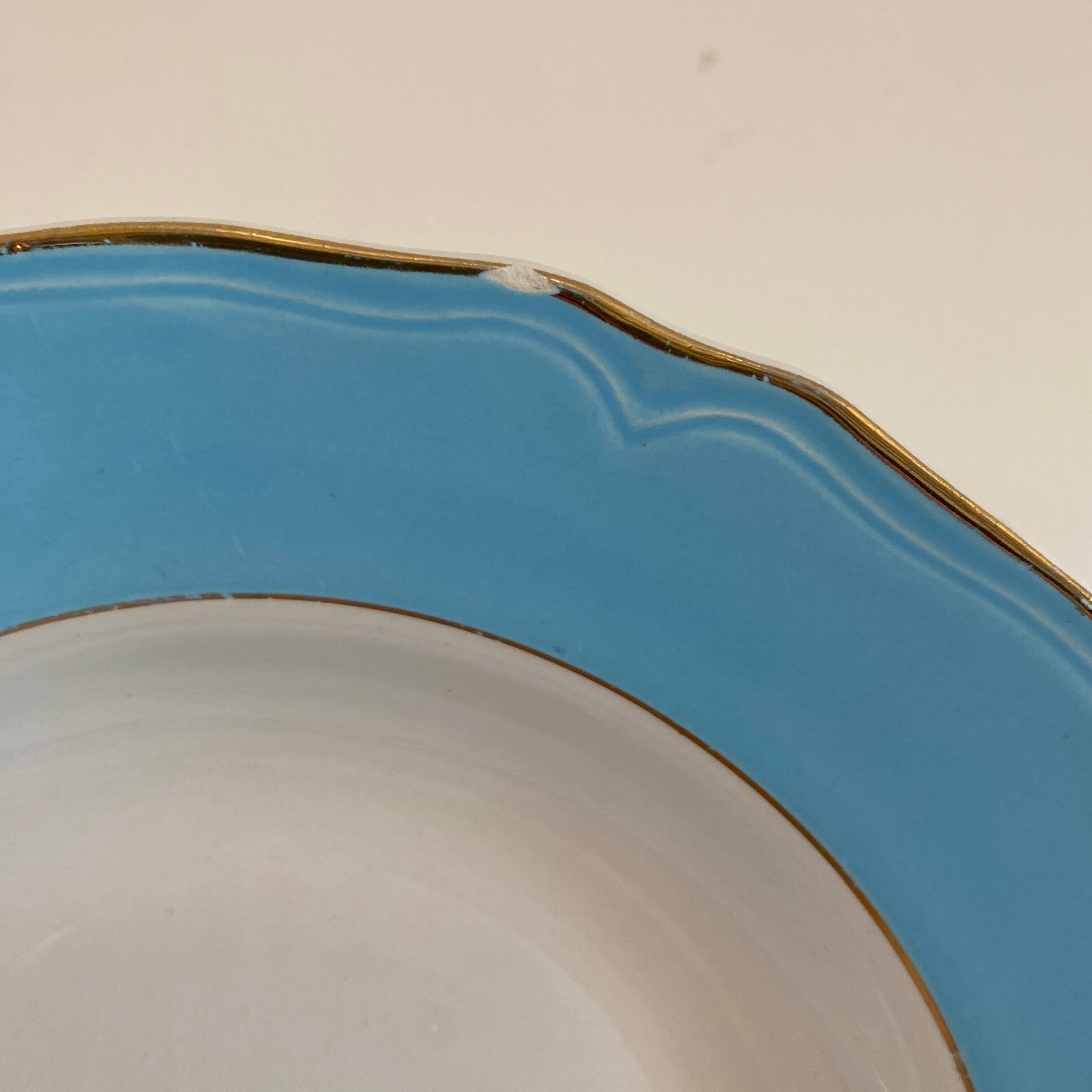 Lot de 8 assiettes creuse vintage bleues, blanches et dorées
