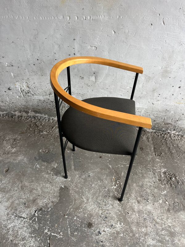 Ensemble de 6 chaises de salle à manger postmodernes — cadre en métal noir, accoudoirs en bois naturel et sièges en tissu gris foncé.