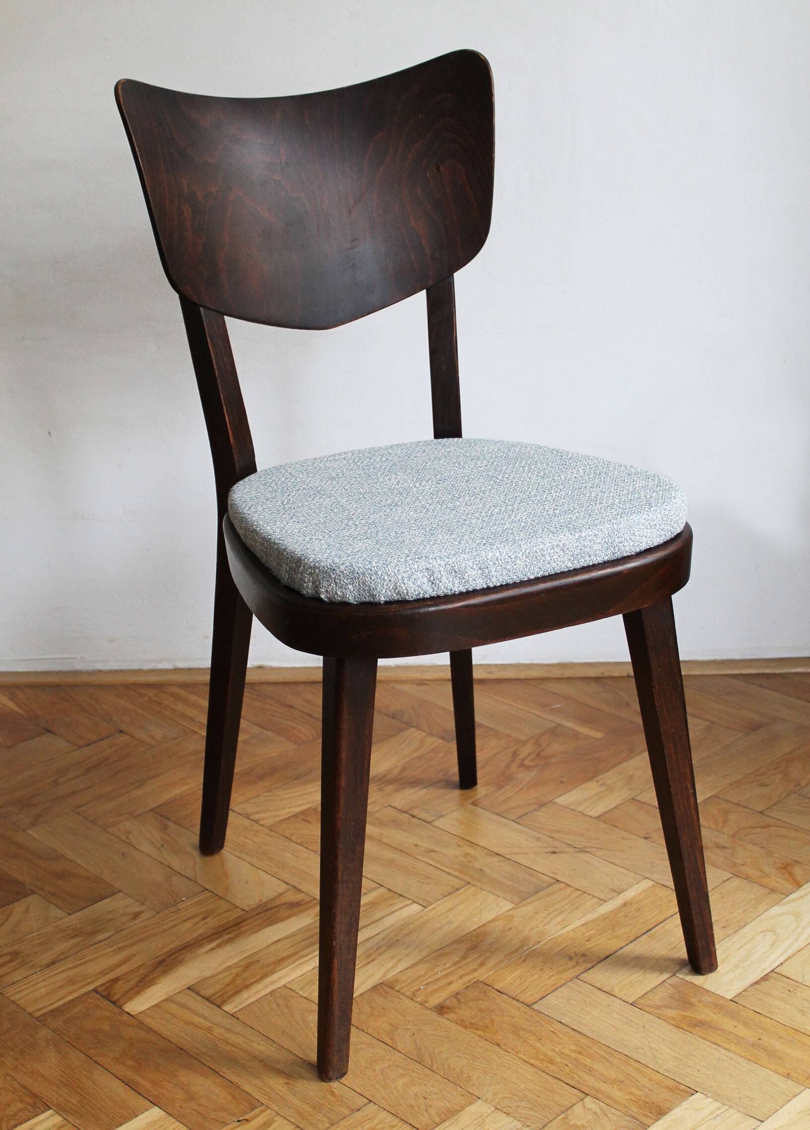 Ensemble de quatre chaises de salle à manger du milieu du siècle des années 1960 par TON
