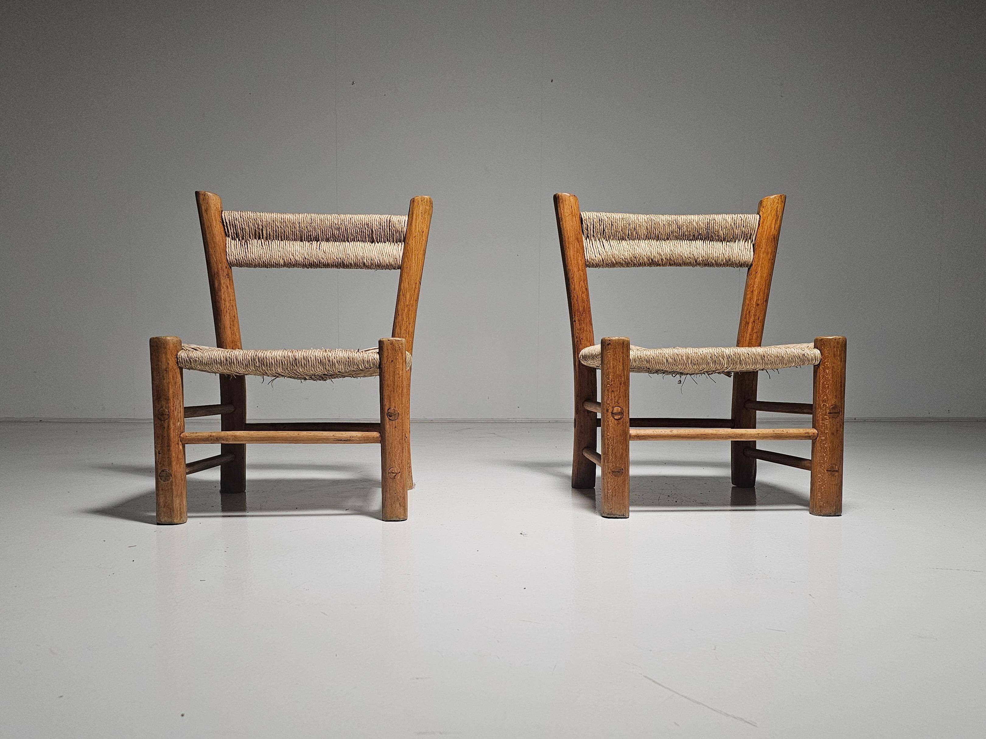 Pair of rustic French low chairs made of elm wood and straw, 1960s.