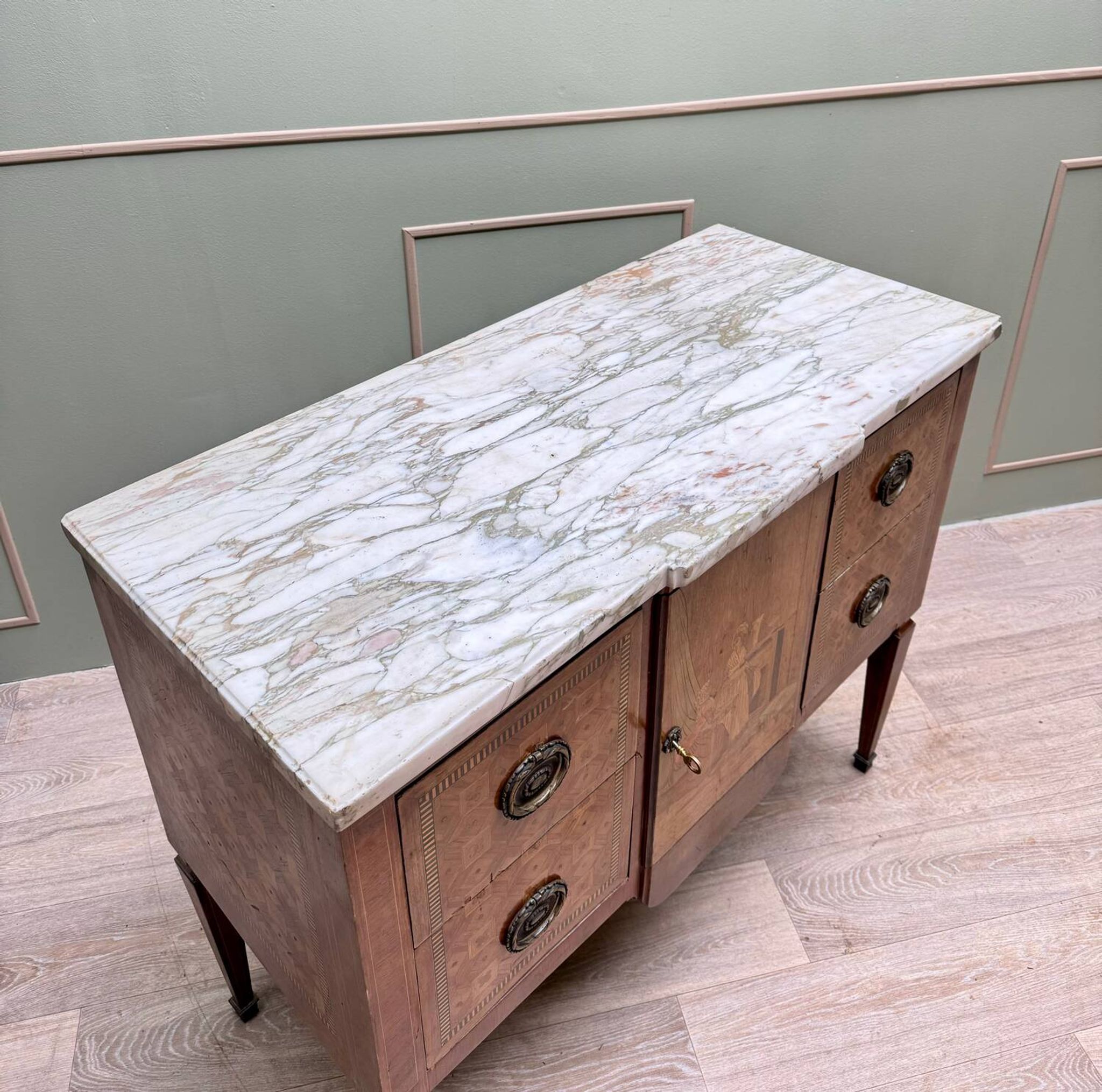 Commode en marqueterie à ressaut centrale de style Transition, XIXème siècle
