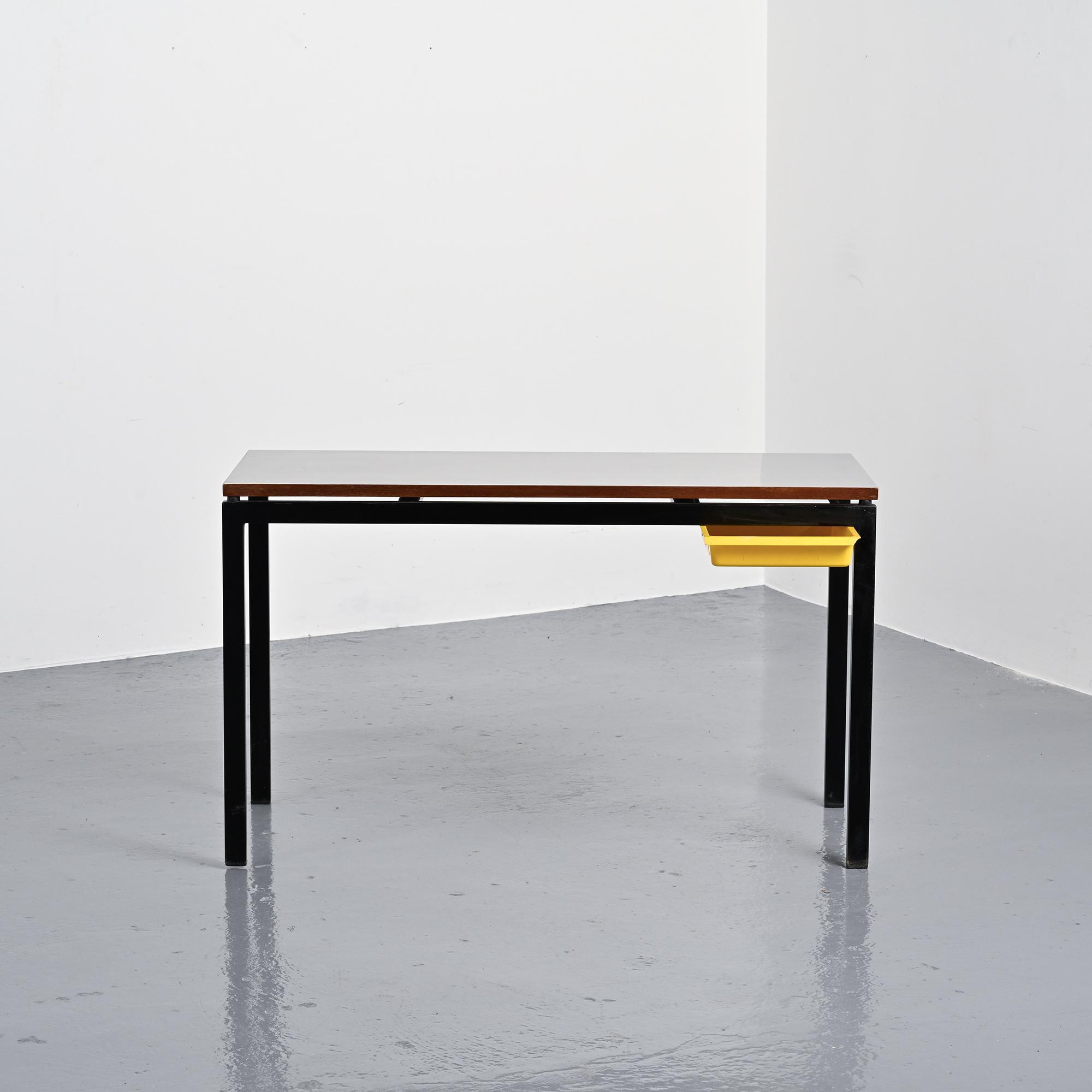 Bureau Cansado par Charlotte Perriand, circa 1962.