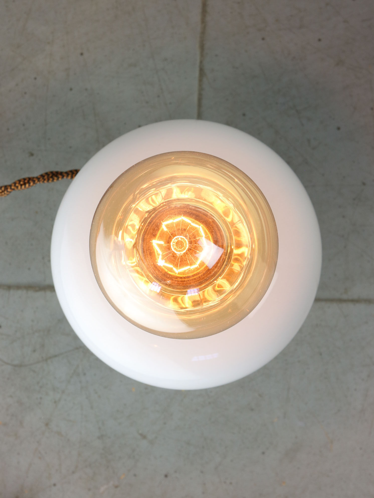 Lampe de table italienne en laiton et opaline du milieu du siècle