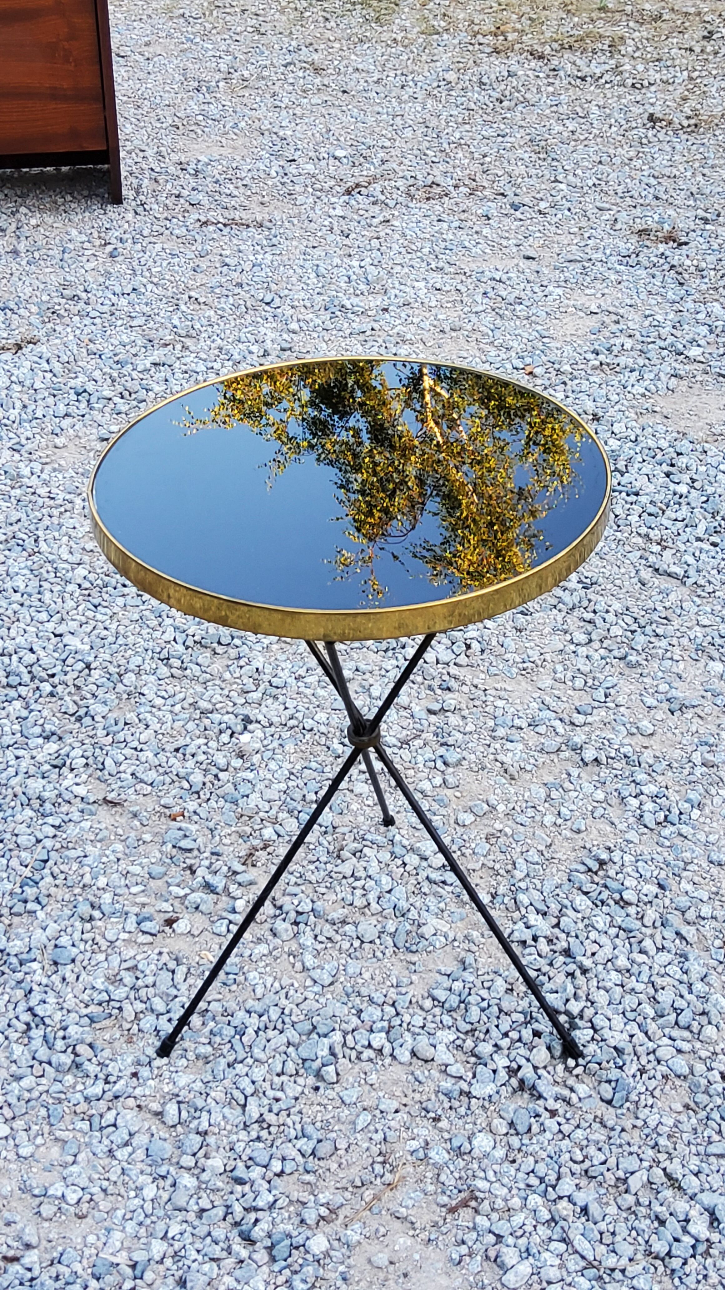 Table d’appoint des années 60 Table Whisky plateau en verre noir et métal doré piètement tripode en