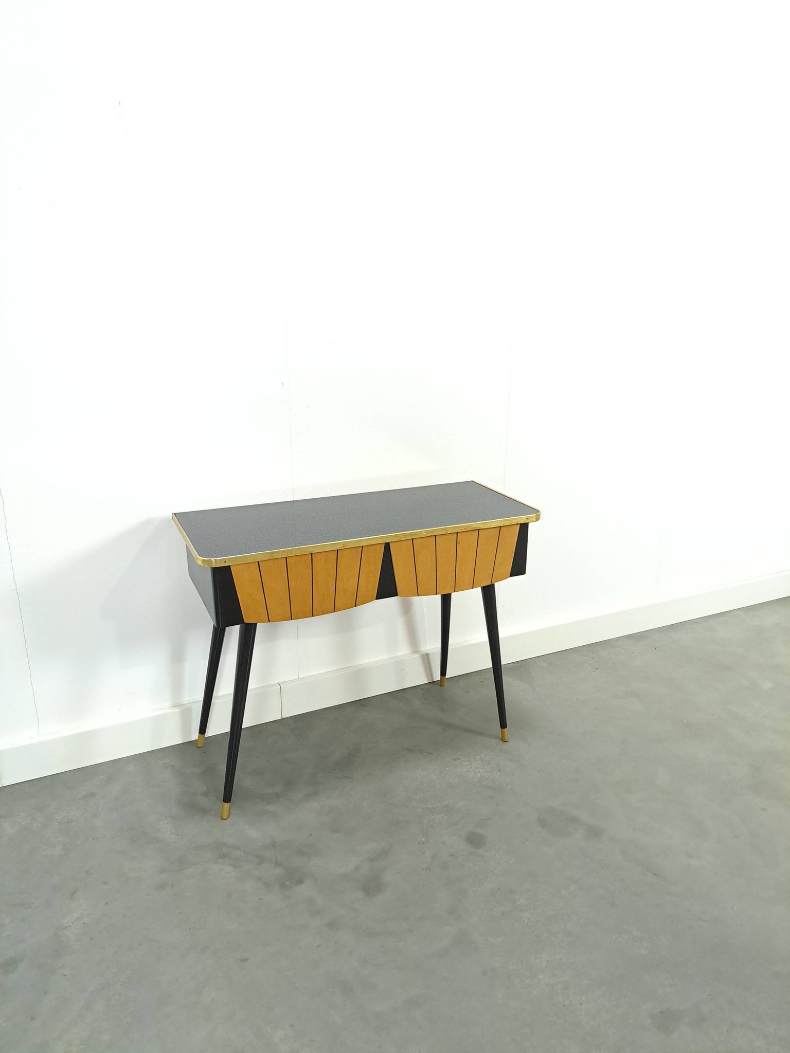 Kastje met formica blad, houten lades en goudkleurige details