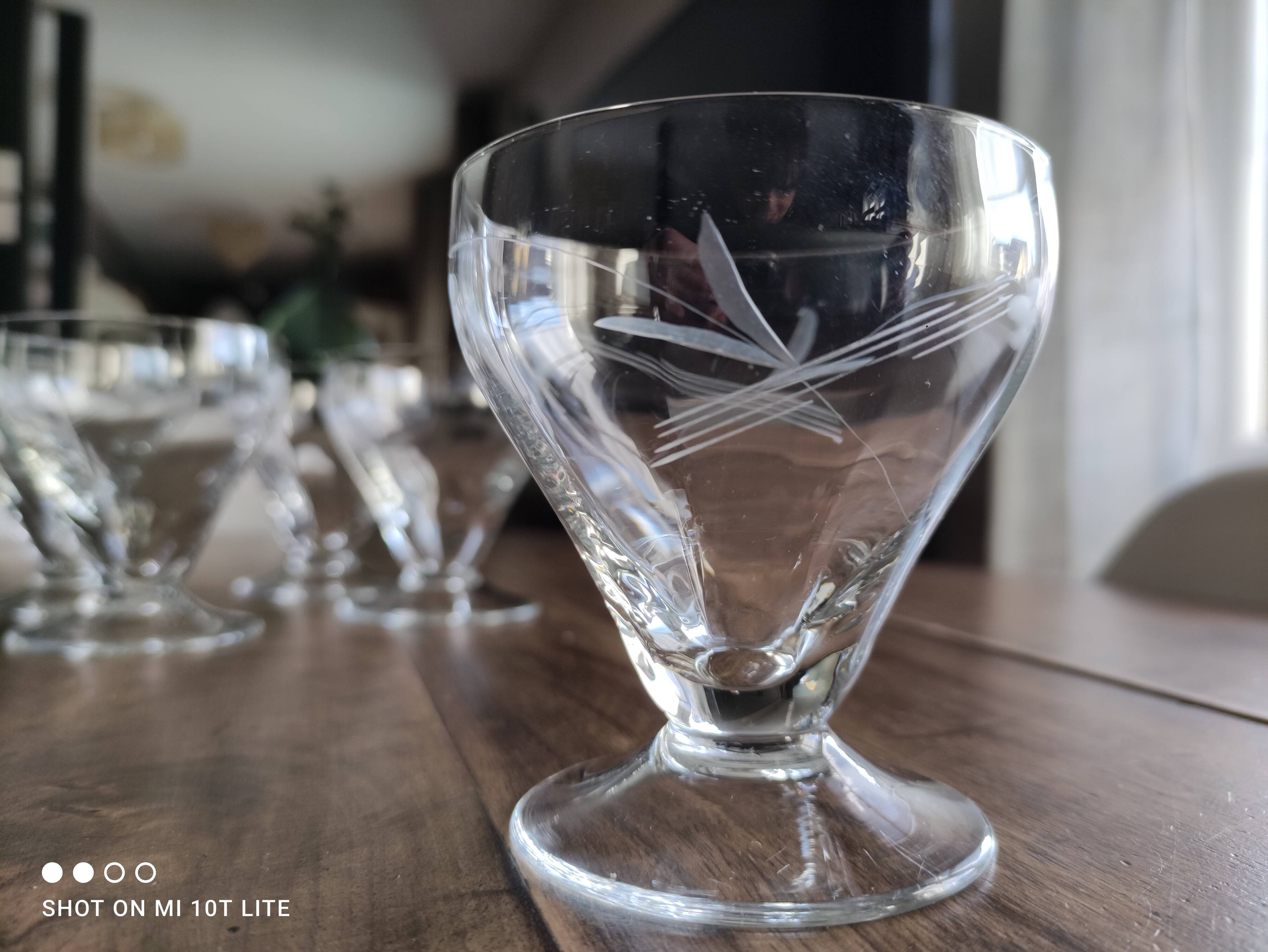 Lot de 11 coupes à champagne en verre ancien ciselé décor floral sur pied bas