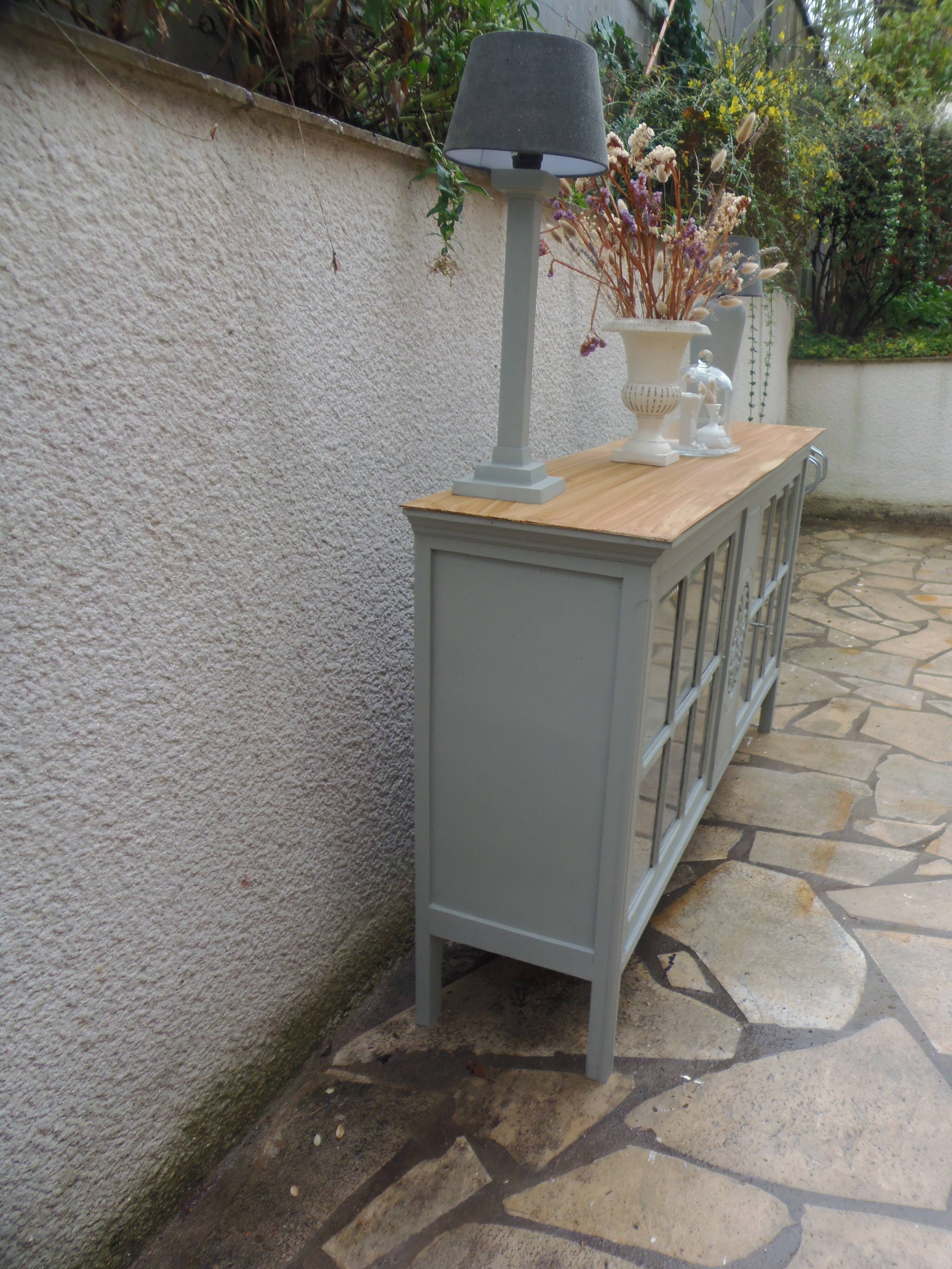 Vitrine vintage de faible profondeur sublimée en vert de gris plateau bois.