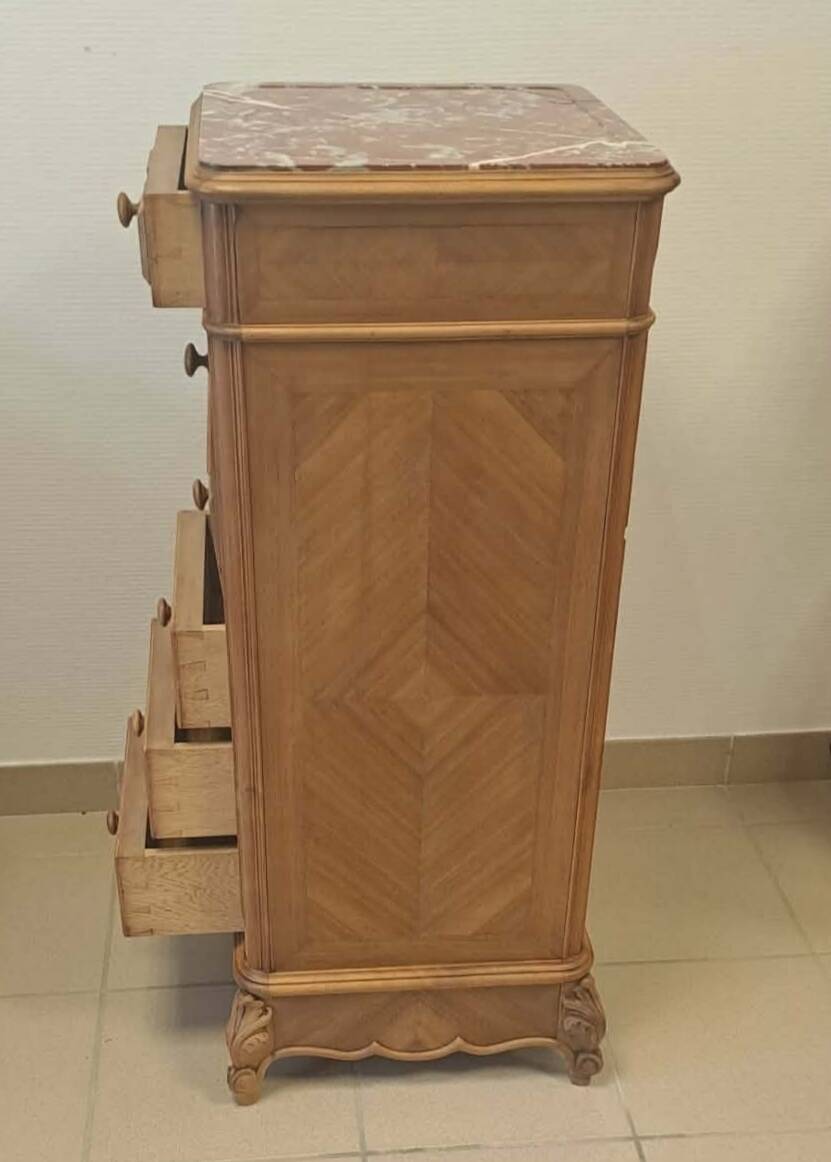 Oak chest of drawers