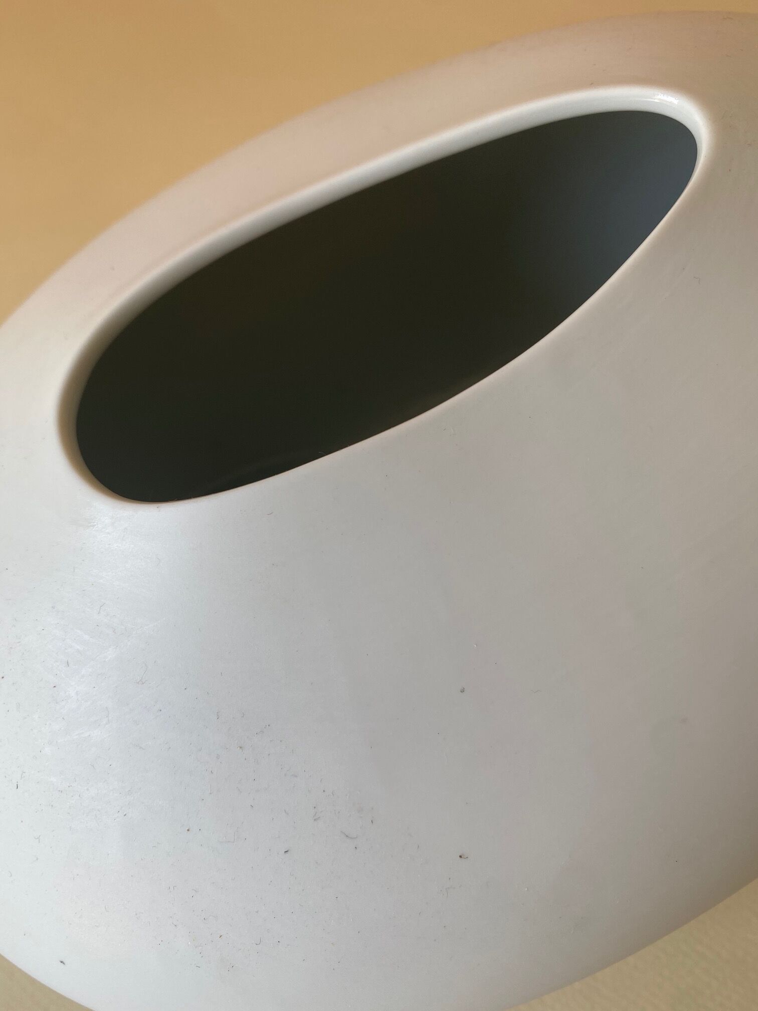 Vase en céramique blanc ovoïde