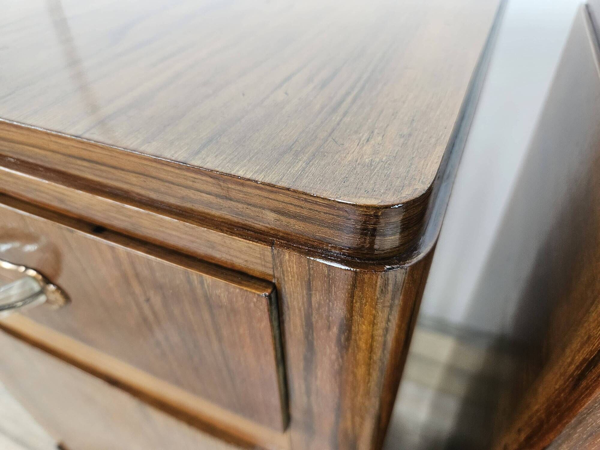 Pair of Art Decò walnut nightstands, 1940