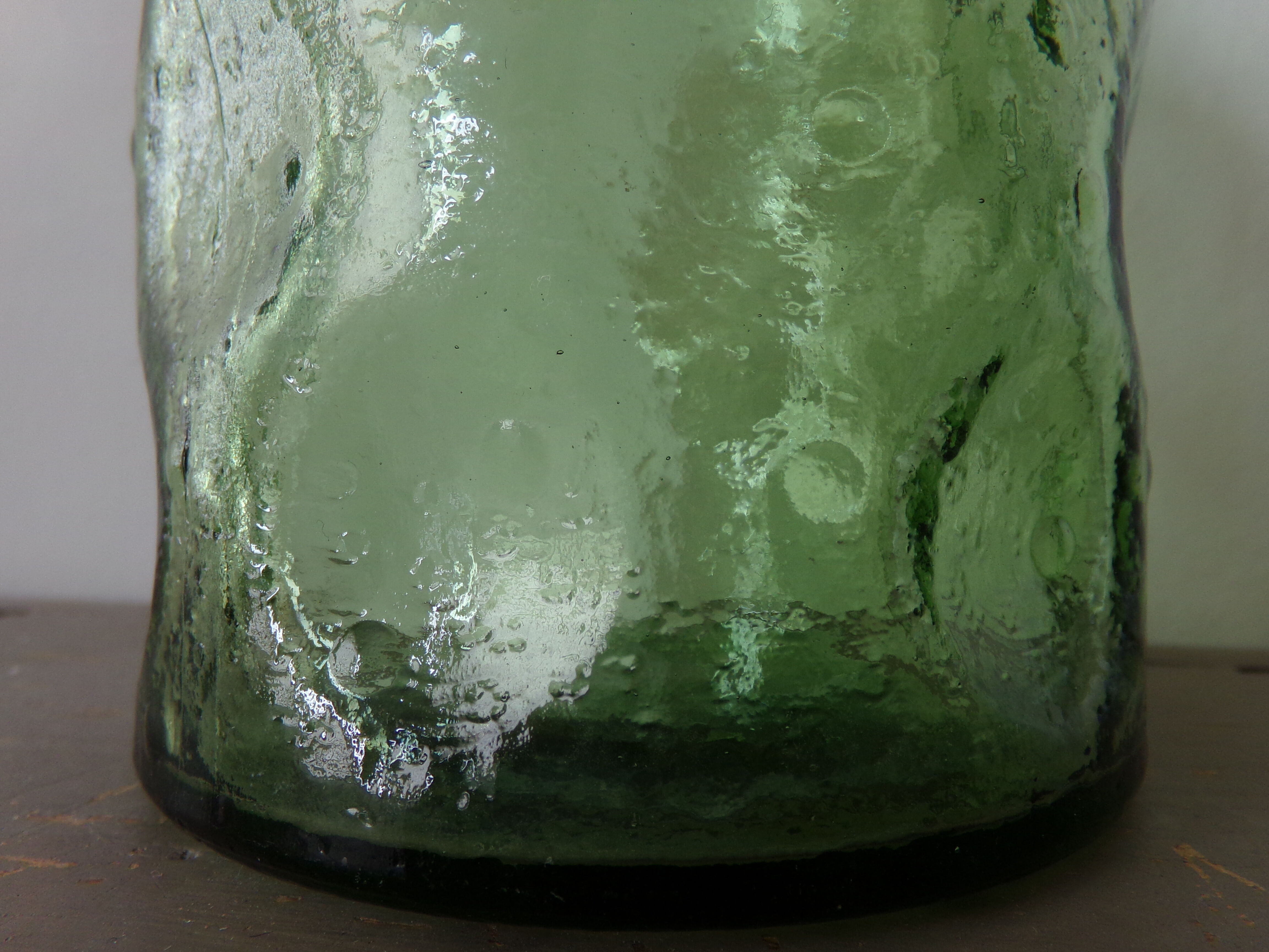 Bubbled glass carafe