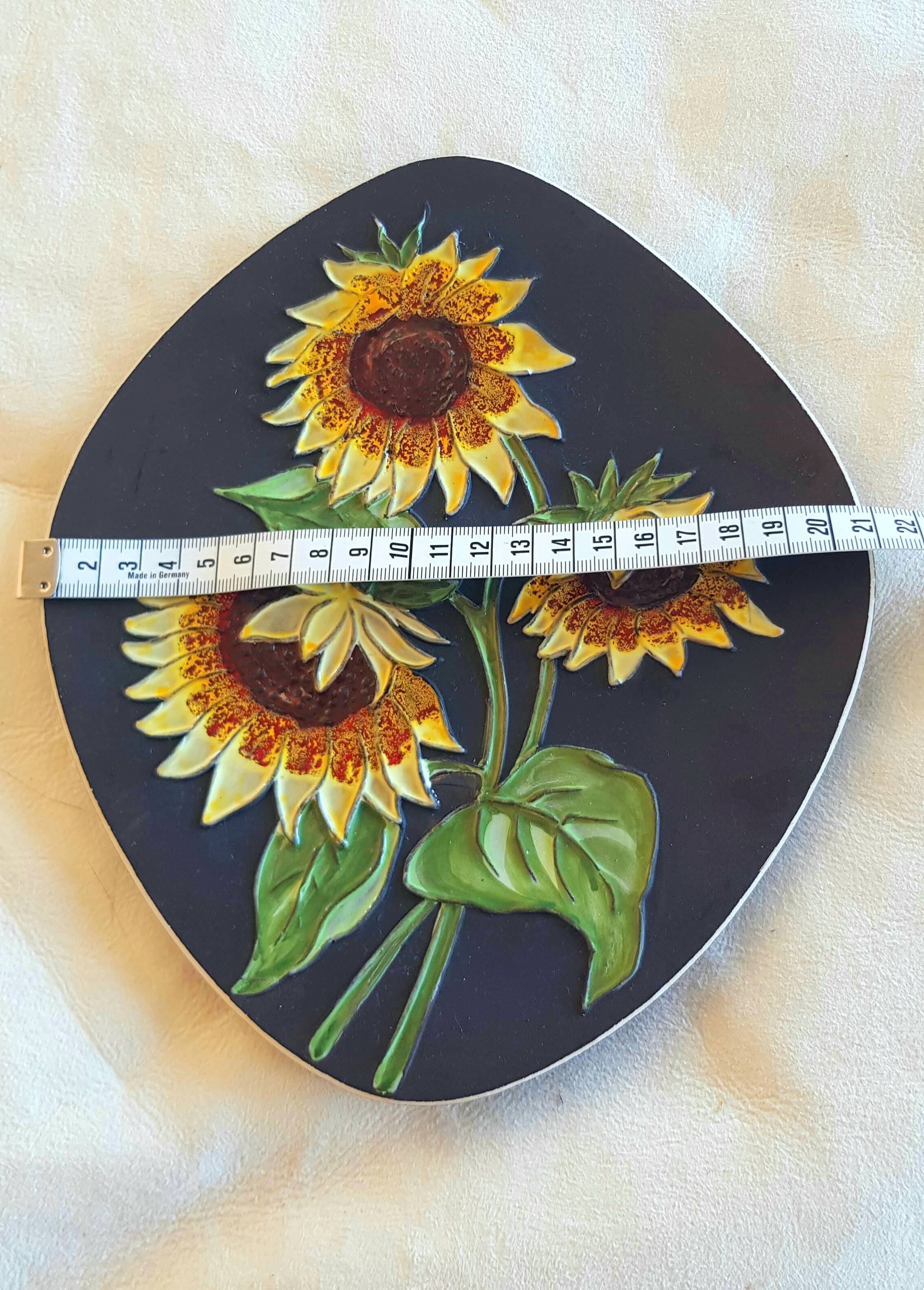 Decorative wall plate with sunflowers.