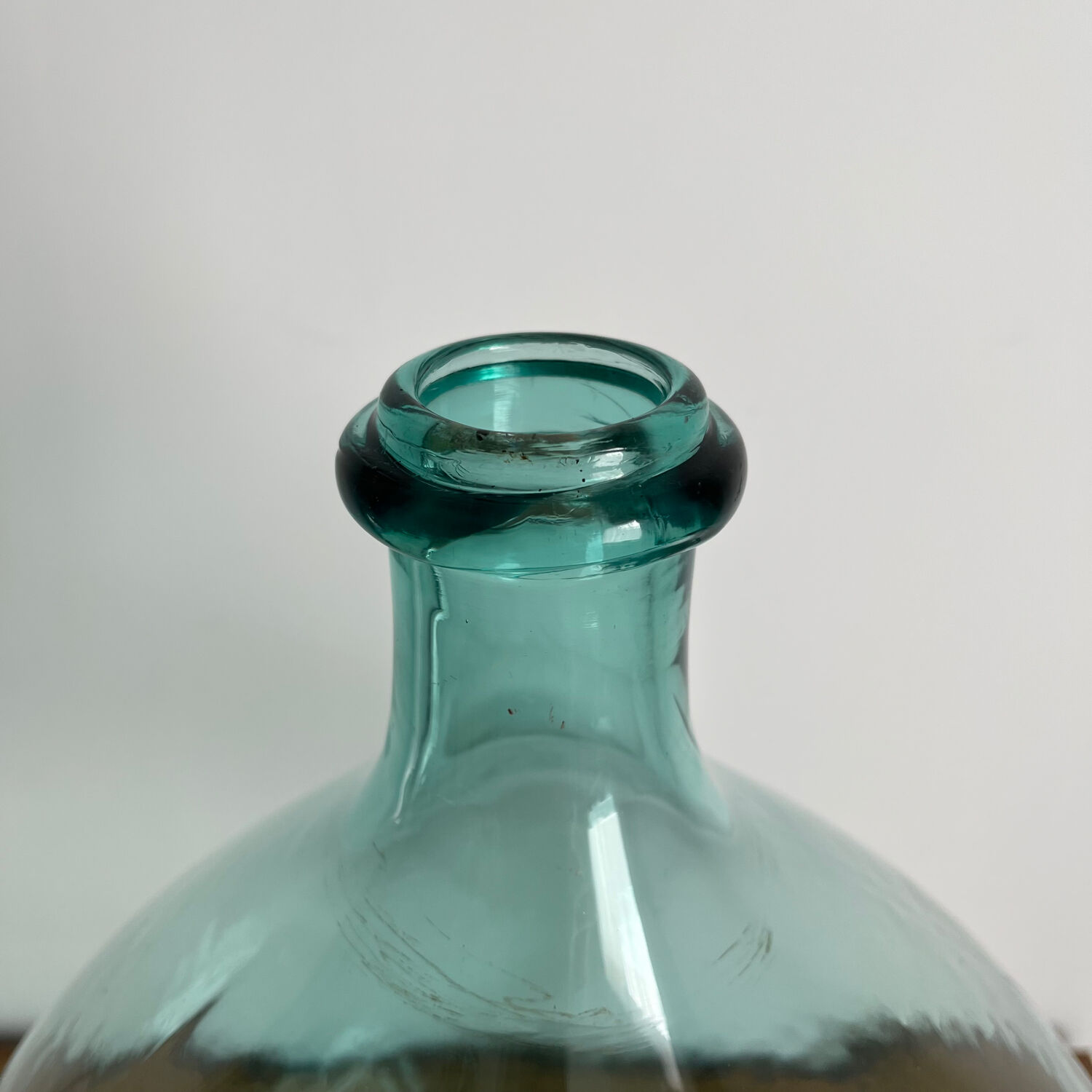 Give me vintage Jeanne goutte.