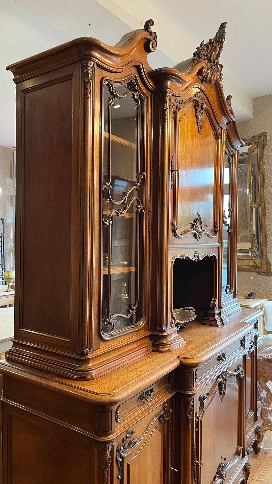 Buffet Noyer de style Louis XV