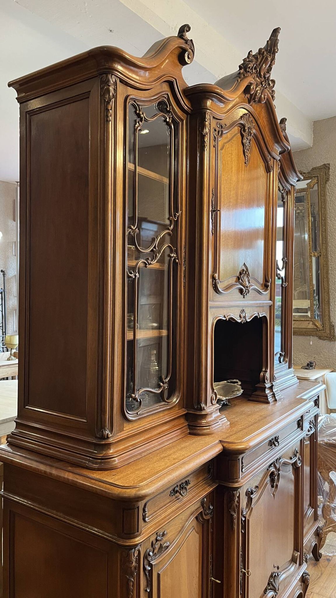 Buffet Noyer de style Louis XV
