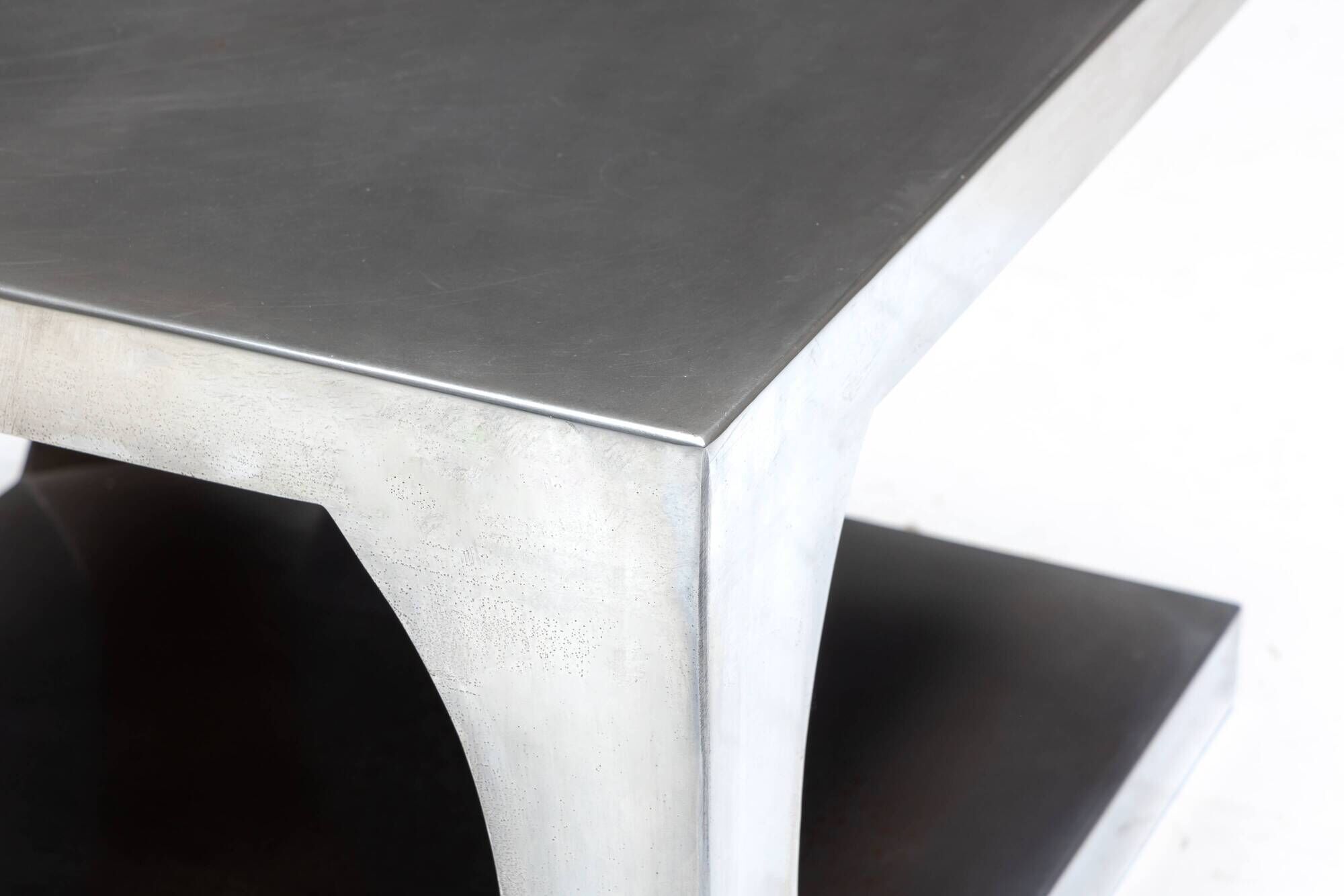 Tables d'appoint modernistes en aluminium, Italie, années 1970
