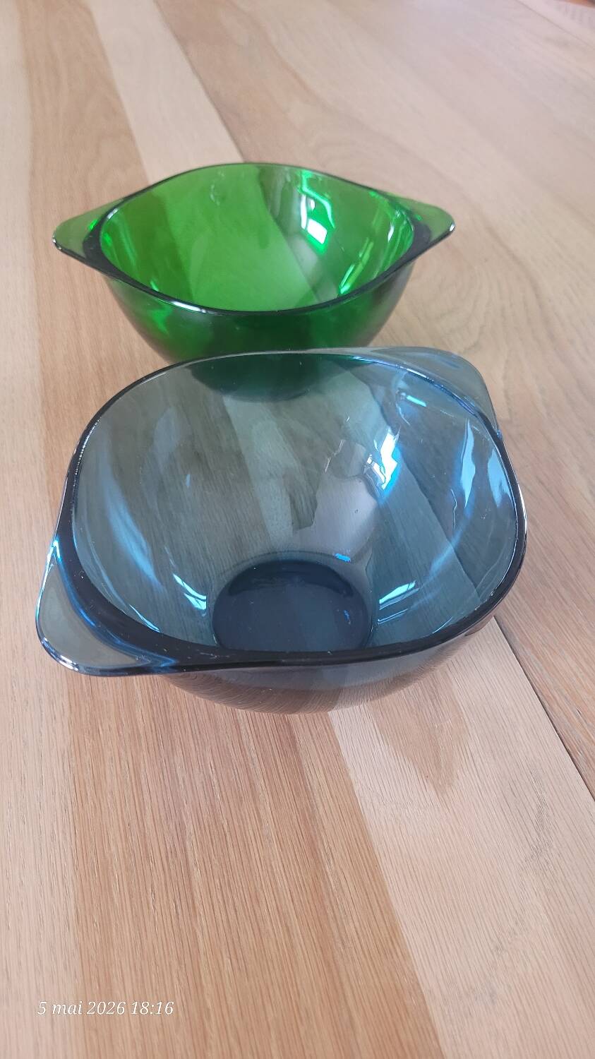 2 ear bowls in coloured glass Vereco