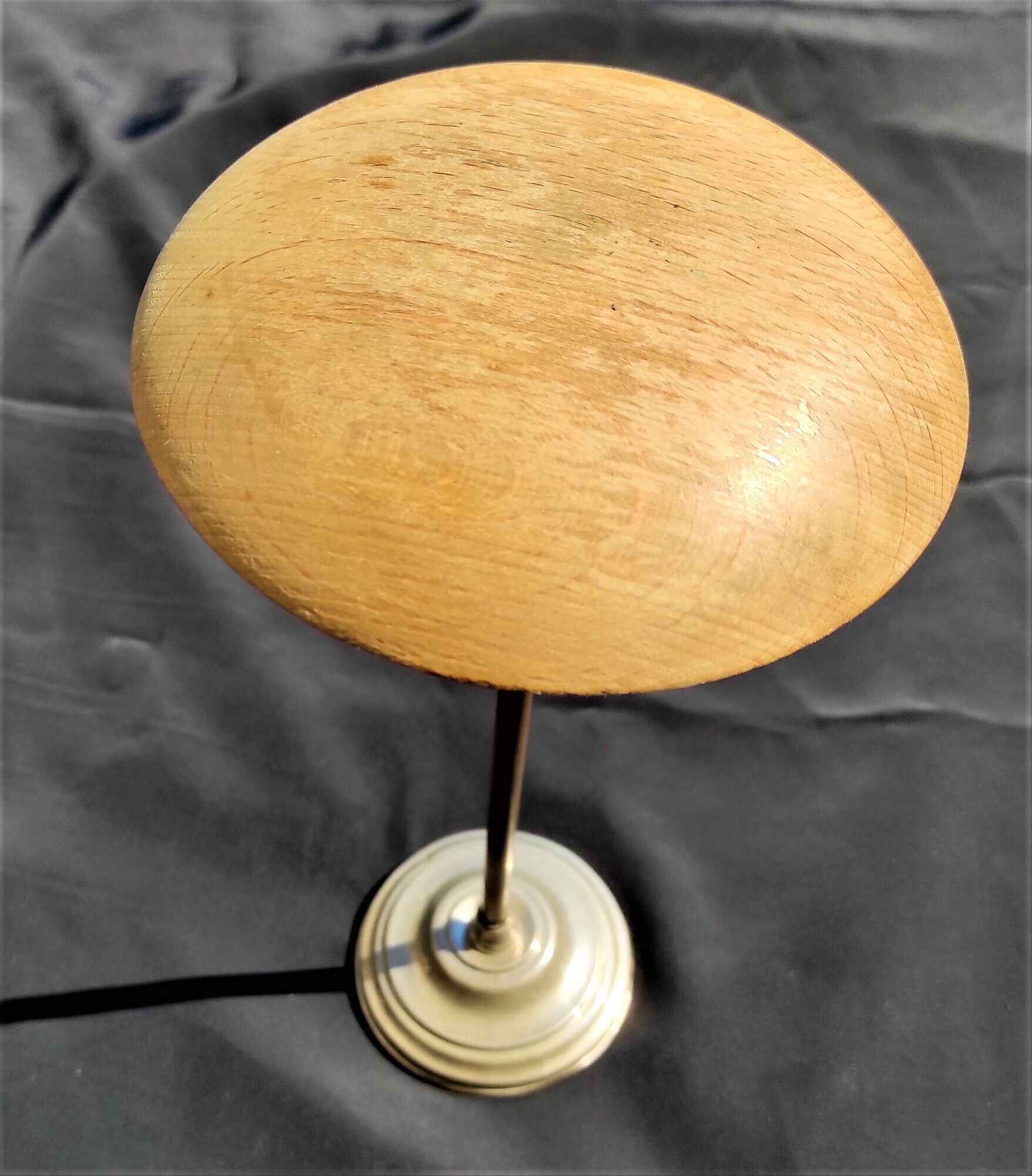 Adjustable hat holder of the brand Siegel Paris 1900/1950 with its chrome foot