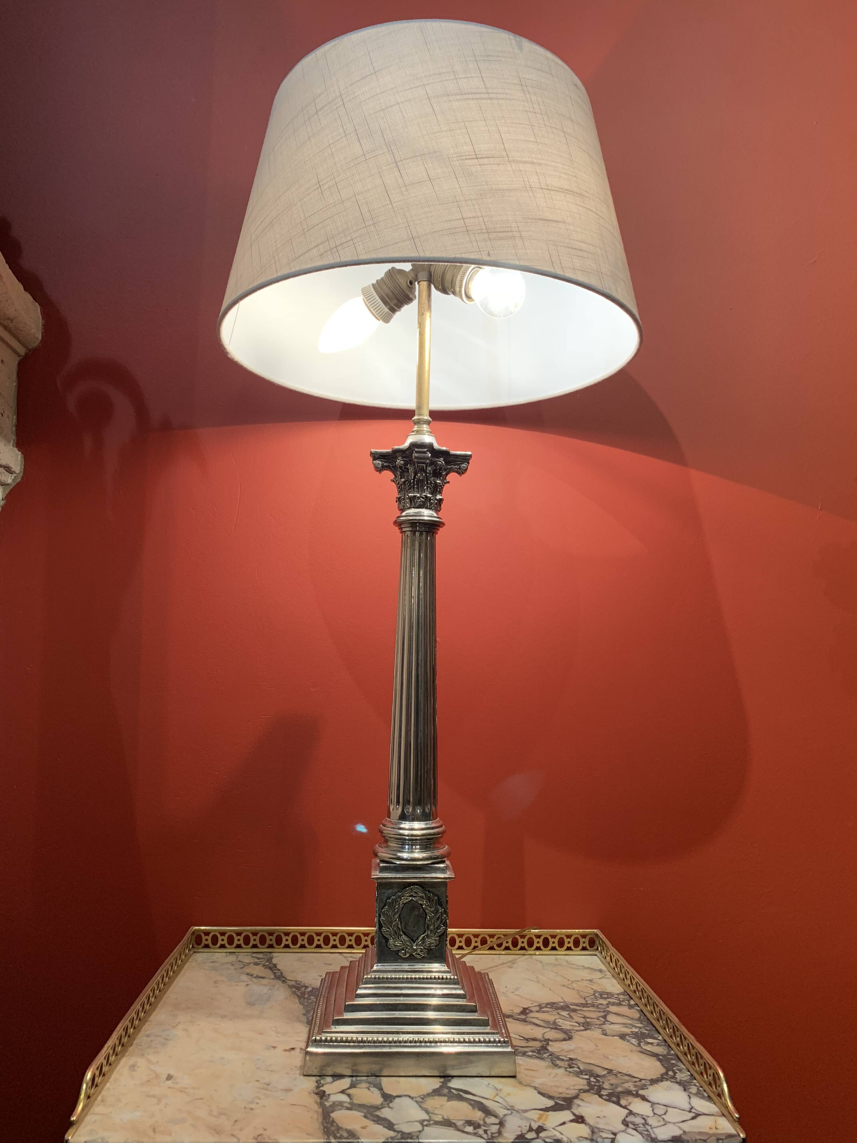 Métal argent néoclassique de lampe