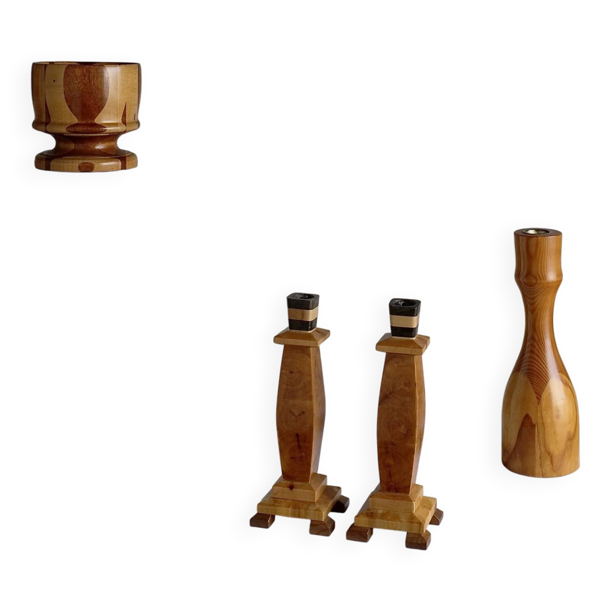 Ensemble de bougeoirs et de coupes en bois sculpté | Suède | Années 1970